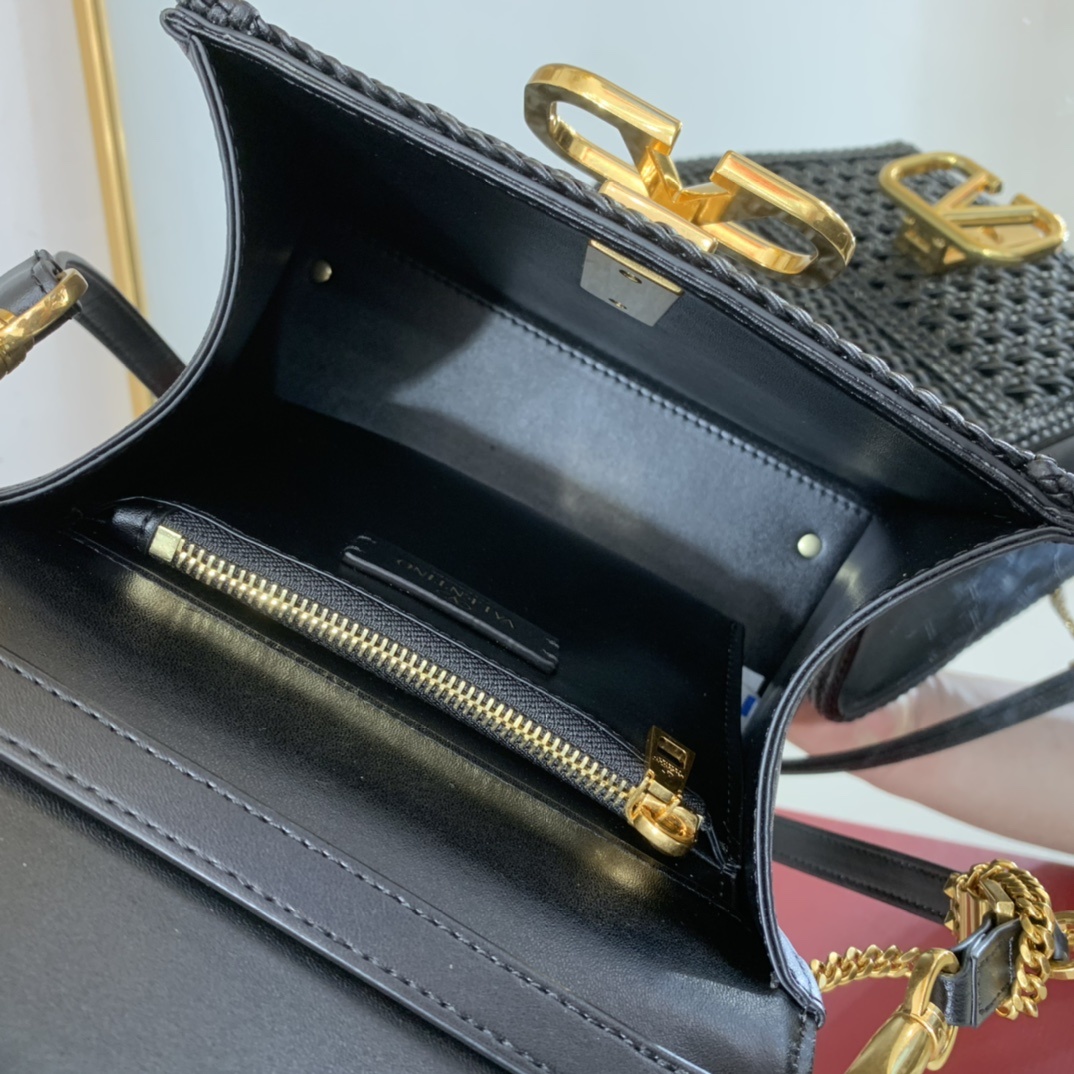 Valentino2023年春夏托特包系列托特包采用天然编织打造纯手工制作交织形成的空隙营造出清透质感点