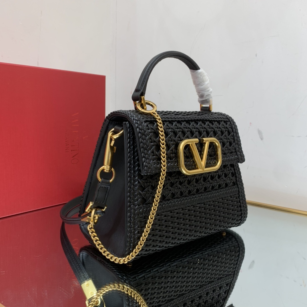 Valentino2023年春夏托特包系列托特包采用天然编织打造纯手工制作交织形成的空隙营造出清透质感点