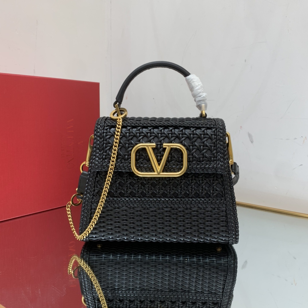 Valentino2023年春夏托特包系列托特包采用天然编织打造纯手工制作交织形成的空隙营造出清透质感点