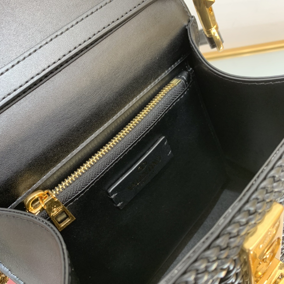 Valentino2023年春夏托特包系列托特包采用天然编织打造纯手工制作交织形成的空隙营造出清透质感点