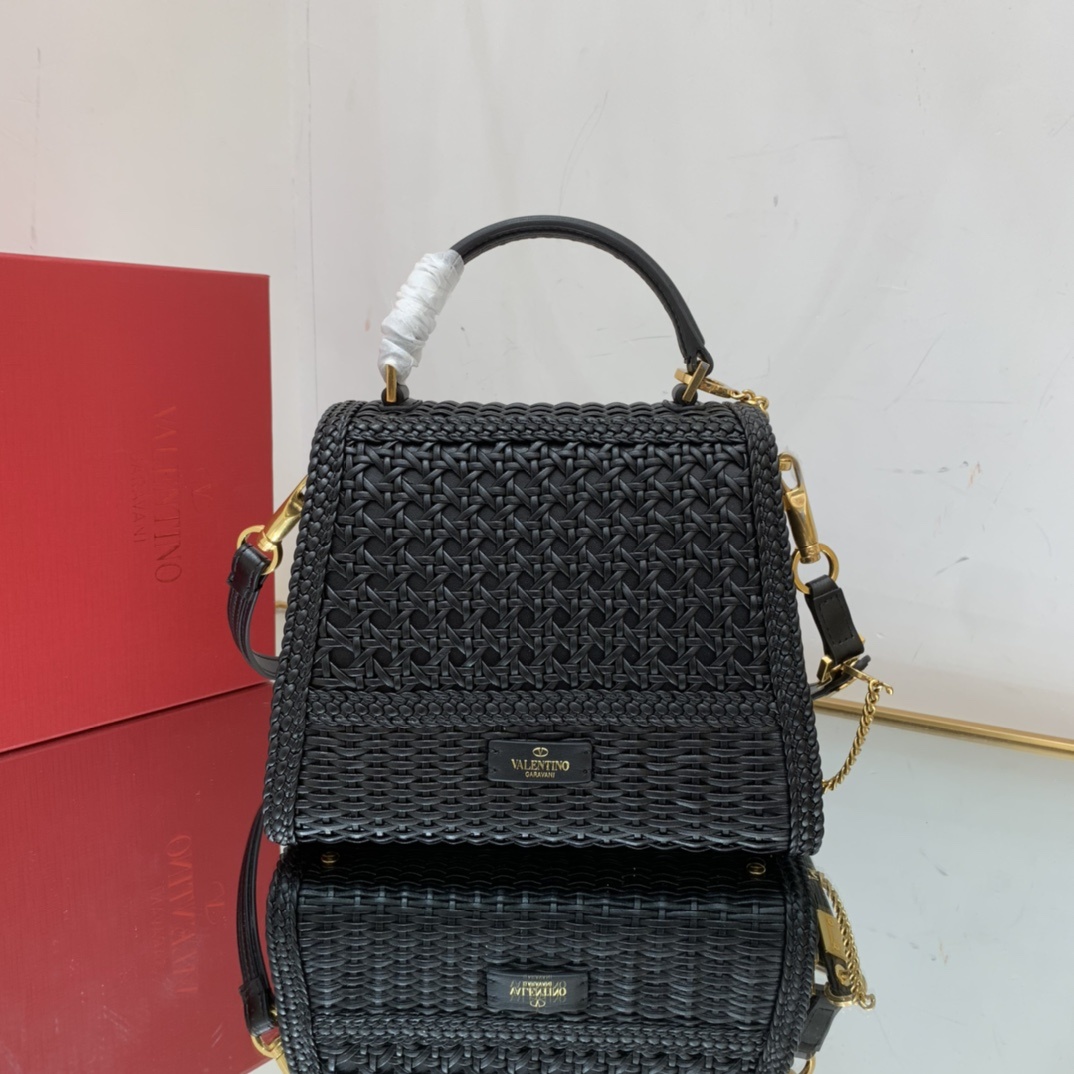 Valentino2023年春夏托特包系列托特包采用天然编织打造纯手工制作交织形成的空隙营造出清透质感点