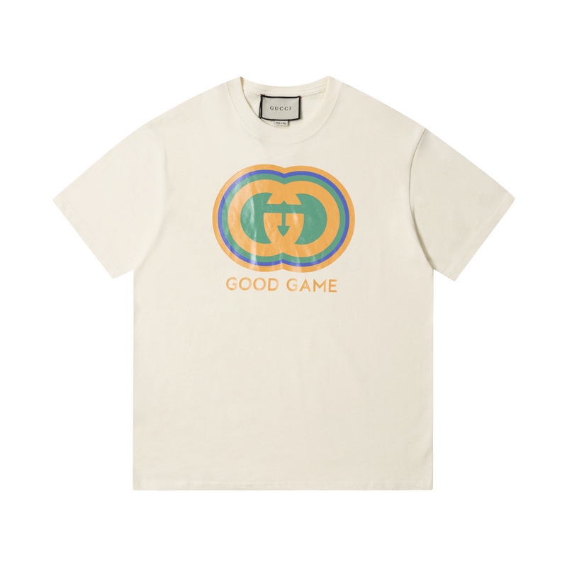Camiseta estampada nueva de Gucci, con las iniciales del fundador de la marca, Guccio Gucci, que adquieren un nuevo sig…