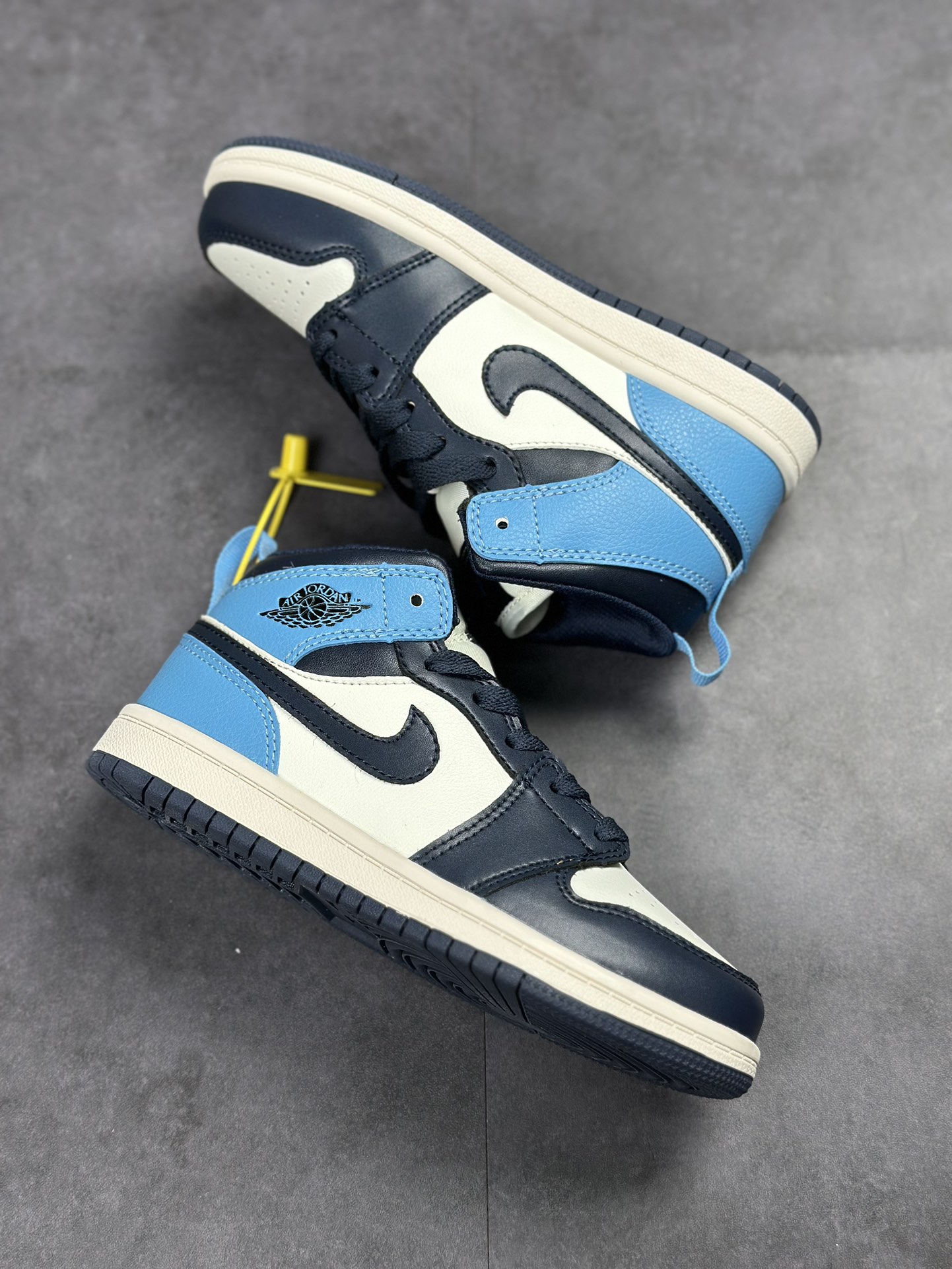 130 Air Jordan 1 RETRO HIGH GT  乔丹一代中帮经典555088-140