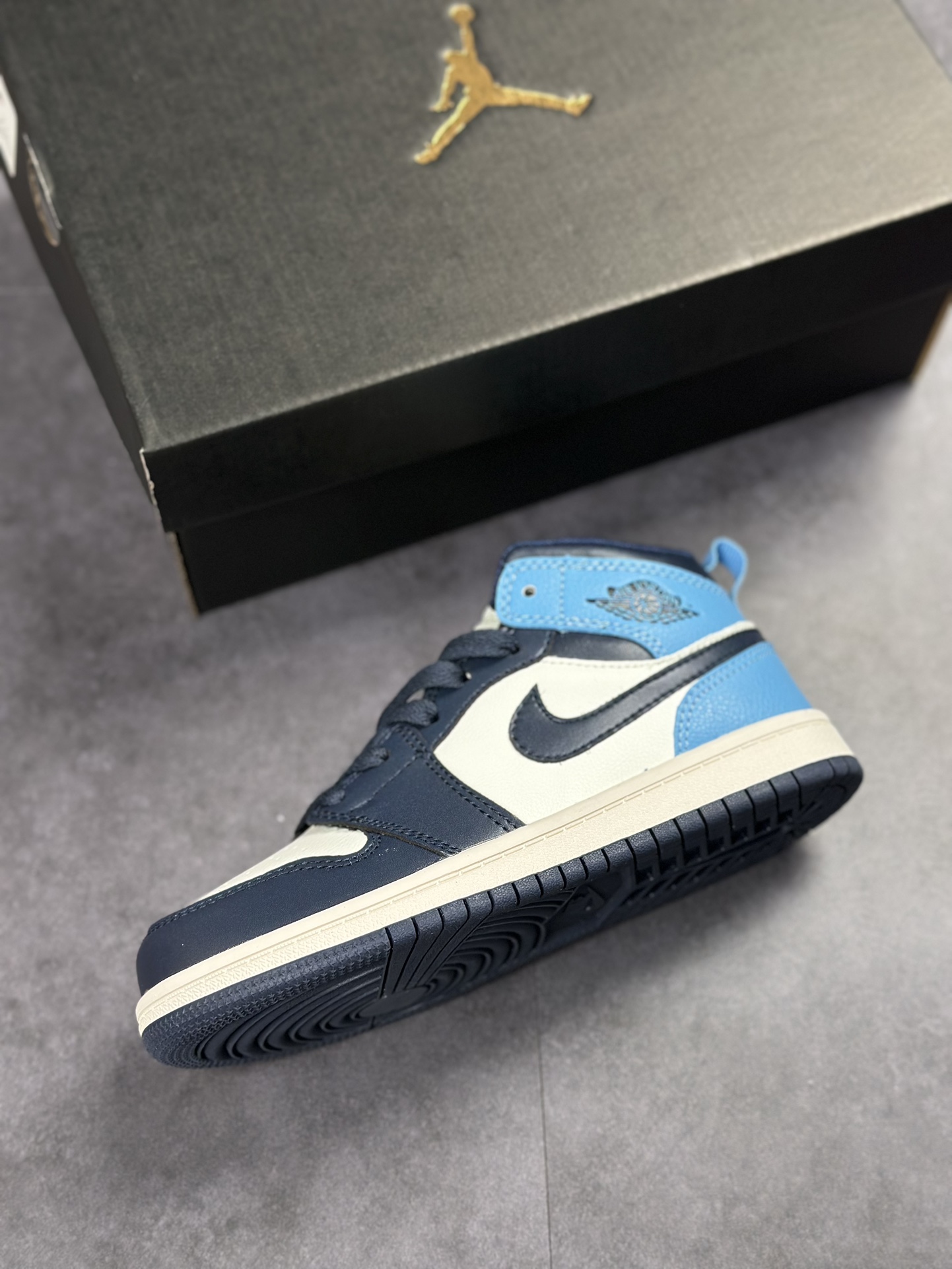 130 Air Jordan 1 RETRO HIGH GT  乔丹一代中帮经典555088-140