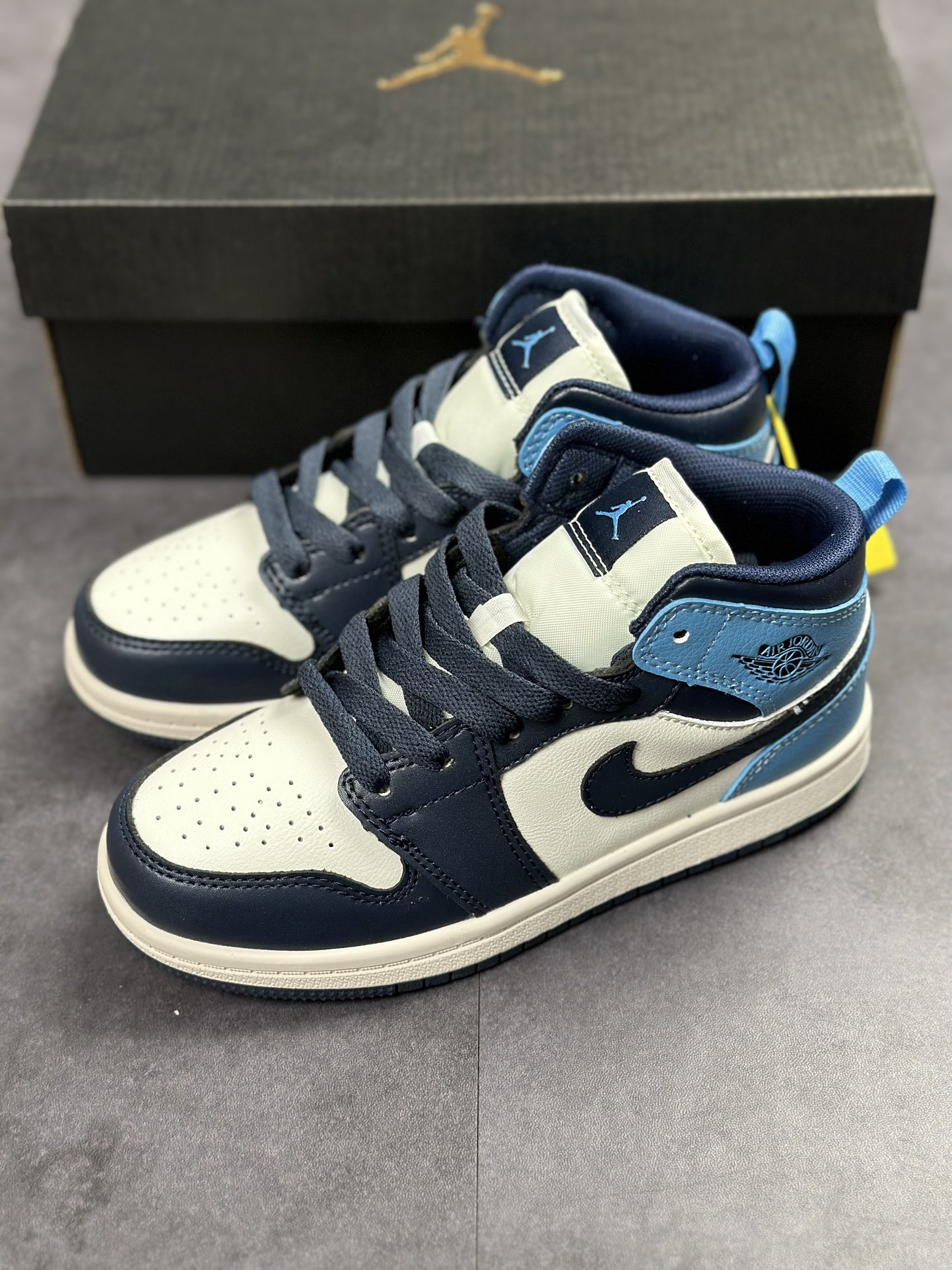 130 Air Jordan 1 RETRO HIGH GT  乔丹一代中帮经典555088-140