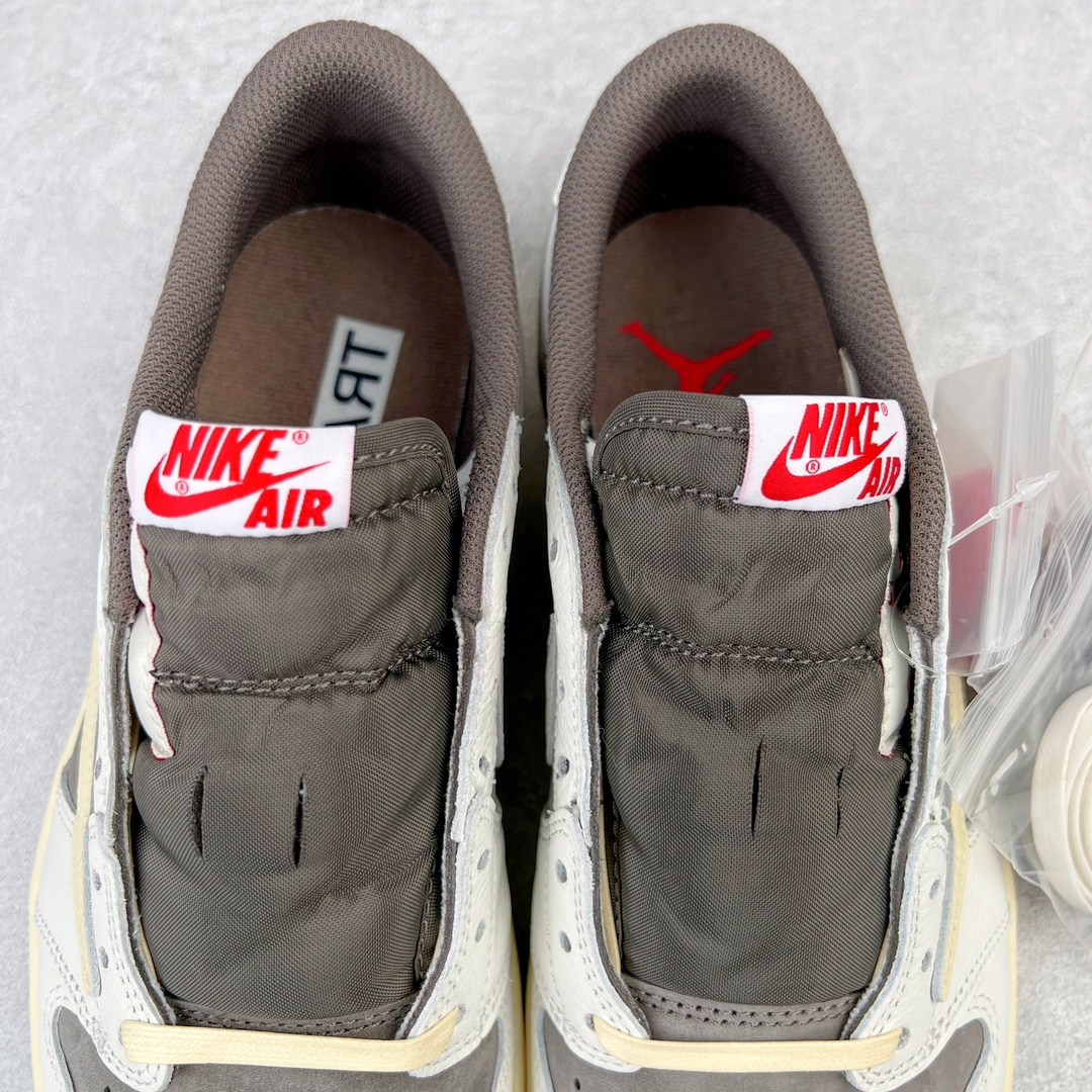 图片[9]-＃DF纯原特价 Travis Scott x Air Jordan AJ1 Low OG SP TS联名白棕倒钩低帮 DM7866-162＃原楦原纸板开发 后跟弧度收口自然不对折 原厂电绣 鬼脸飞翼针数密度一致 追求零偏差 市场巅峰之作 原档纸板数据 精准Swoosh Logo内腰字体高度对位 原厂拉帮工艺 起针回针位置针距密度一致 正确鞋垫四分之三背胶 原厂皮料 麂皮绒感效果一致 进口玻璃冲刀皮料裁剪零毛边 全鞋电脑针车工艺 极致一眼正品既视感 最高QC检验标准控制溢胶整体清洁度 鞋盒、防尘纸 鞋带 均采购来自原厂 尺码对应库存‼️-选品中心