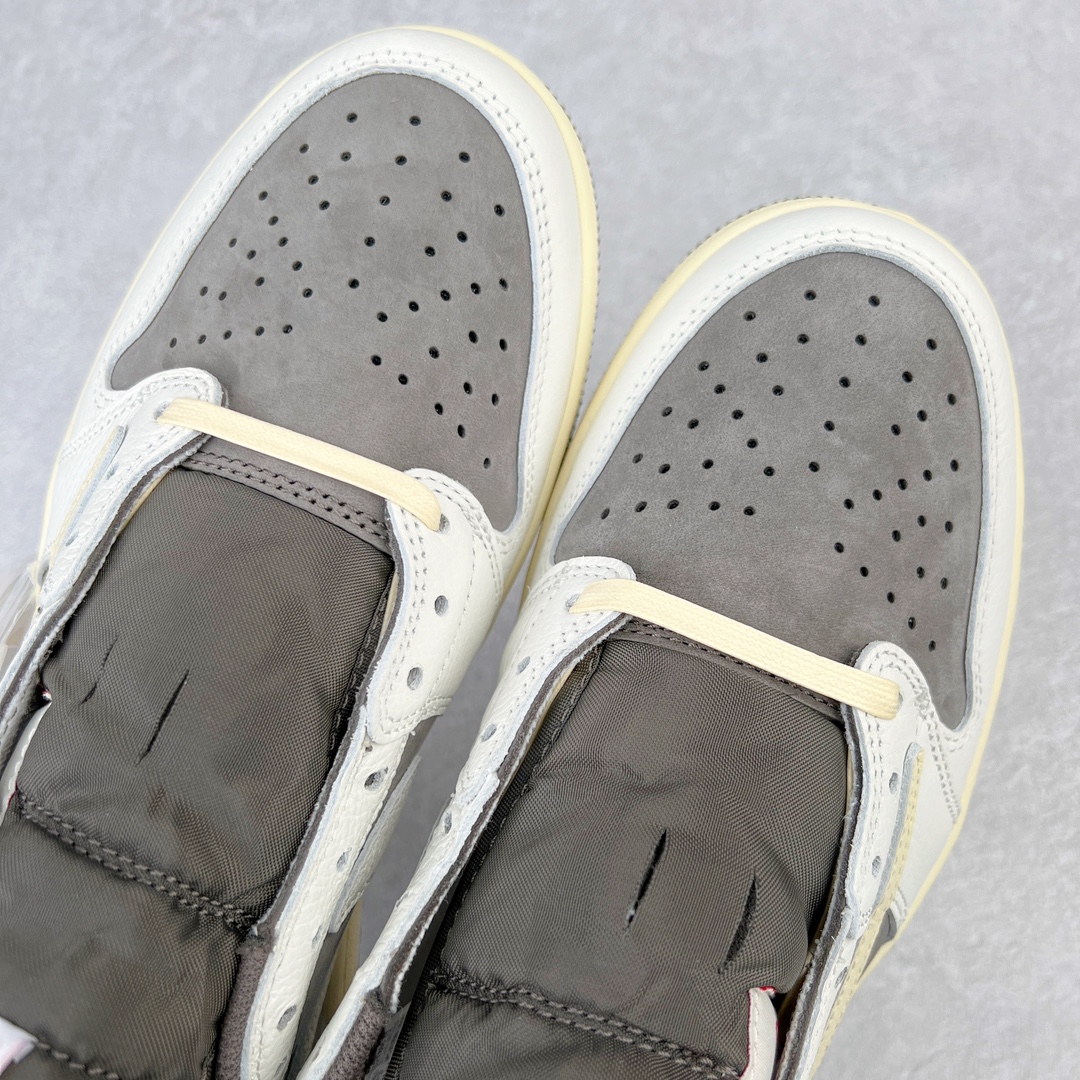 图片[8]-＃DF纯原特价 Travis Scott x Air Jordan AJ1 Low OG SP TS联名白棕倒钩低帮 DM7866-162＃原楦原纸板开发 后跟弧度收口自然不对折 原厂电绣 鬼脸飞翼针数密度一致 追求零偏差 市场巅峰之作 原档纸板数据 精准Swoosh Logo内腰字体高度对位 原厂拉帮工艺 起针回针位置针距密度一致 正确鞋垫四分之三背胶 原厂皮料 麂皮绒感效果一致 进口玻璃冲刀皮料裁剪零毛边 全鞋电脑针车工艺 极致一眼正品既视感 最高QC检验标准控制溢胶整体清洁度 鞋盒、防尘纸 鞋带 均采购来自原厂 尺码对应库存‼️-选品中心