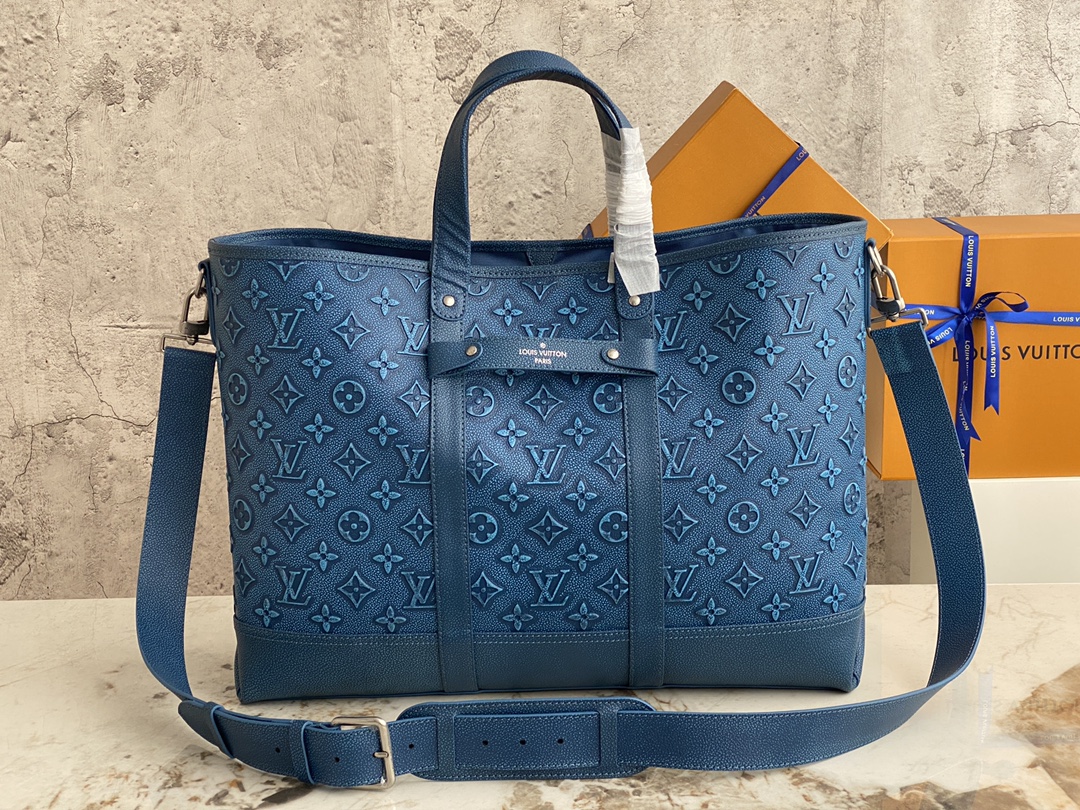 Louis Vuitton  M21371蓝色 全皮公文包旅行袋系列 ROLL TOP 手袋 Roll Top 手袋采用压印和印花工艺，为牛皮革表面描绘褪色效果 Monogram 图案，成就传统双肩包之外的个性之选 隔层和口袋方便存取随行物品，充裕空间可容纳 详细特征60 x 37 x 15.5 cm