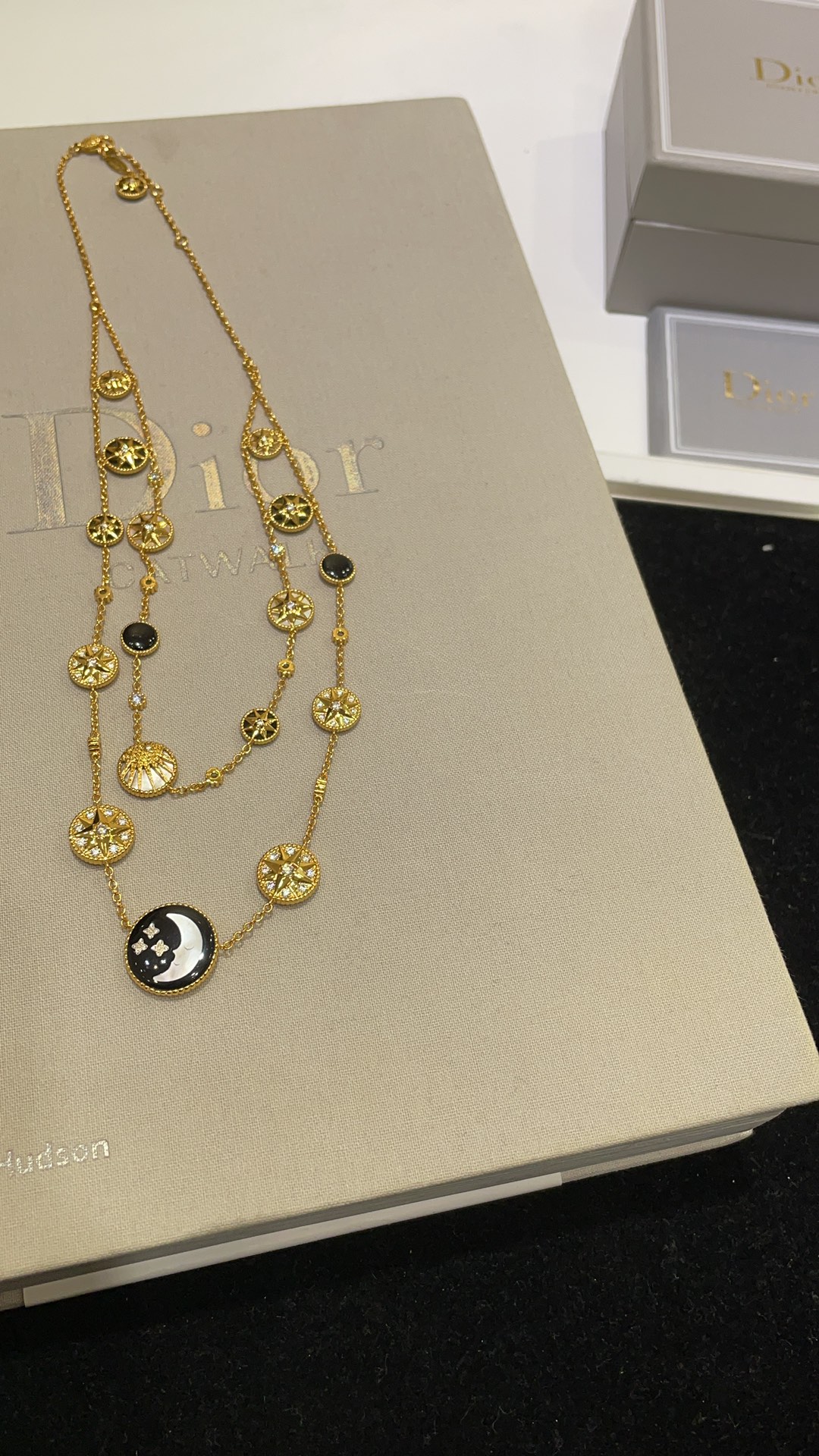 NO:647766,88550 can be worn on both sides, available in seconds. The new high-end jewelry series Sun Moon Rose Compass Double-layer Necklace. The front and back sides of the compass can be switched between the sun and the moon at will. Decorated with exquisite small diamonds, sparkling with charming and smart light. The double-layer chain design has a stacking effect. Natural shell copper-plated real gold hand-set zircon. Complete set of high-end jewelry packaging with pictures, necklace, Cartier high-end jewelry.1986090988550可双面佩戴现货秒发 新款高级珠宝系列太阳月亮玫瑰罗盘双层项链 罗盘正反两面在日月之间随心切换 点缀精致的小钻 闪烁着迷人灵动光芒 双层链条设计自带叠戴效果 天然贝壳铜镀真金手镶锆石 带图片高级珠宝包装全套,,necklace,卡迪亚高端饰品,Jewelry