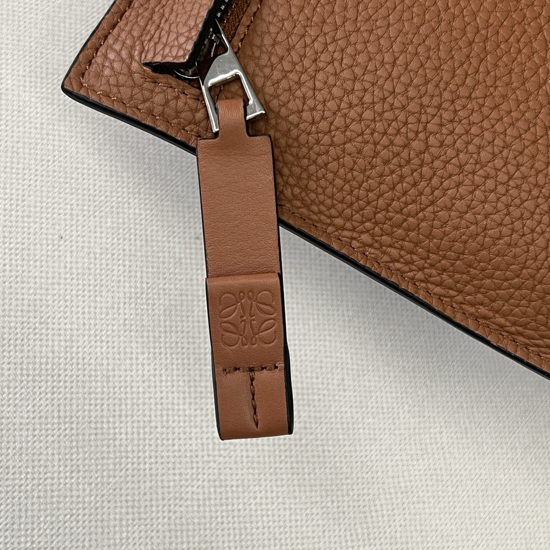 Loewe 粒面牛皮革T pouch 系列手包 多功能的顶部拉链小袋 因为带有独特的T型杆廓形