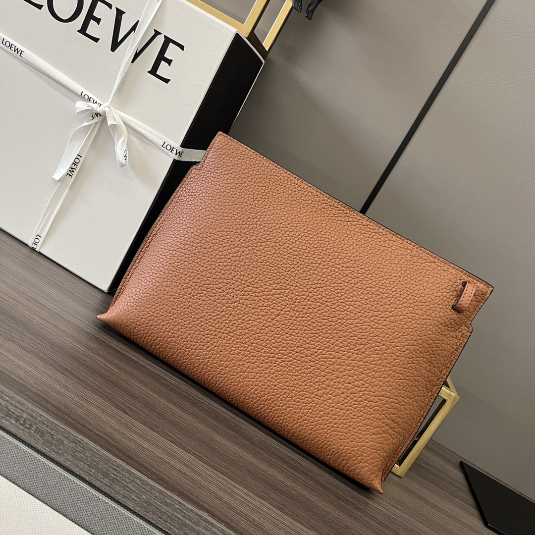 Loewe 粒面牛皮革T pouch 系列手包 多功能的顶部拉链小袋 因为带有独特的T型杆廓形