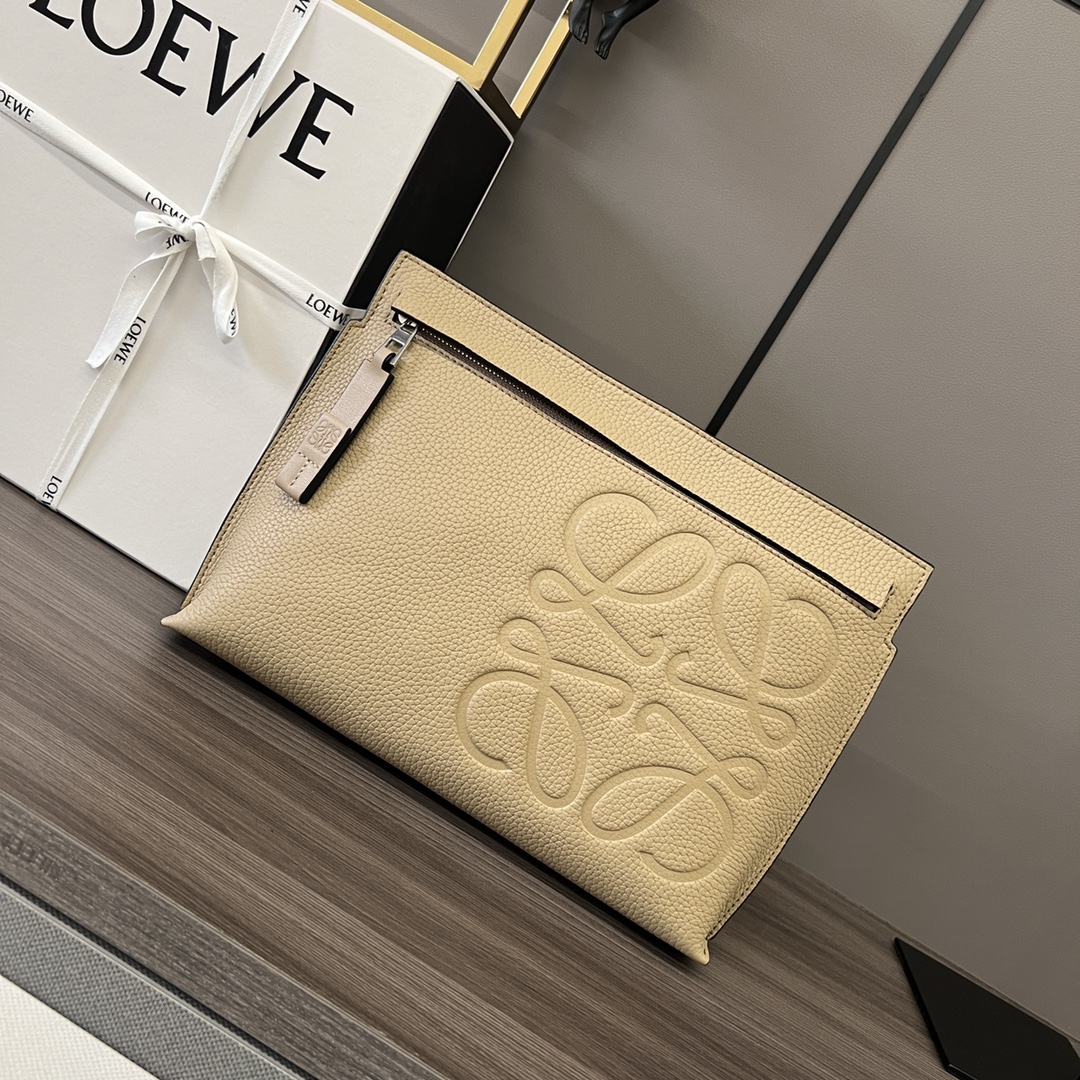 Loewe 粒面牛皮革T pouch 系列手包 多功能的顶部拉链小袋 因为带有独特的T型杆廓形