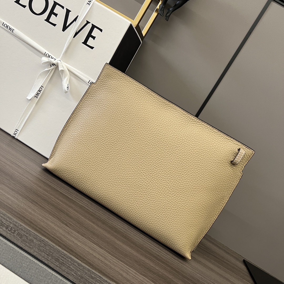Loewe 粒面牛皮革T pouch 系列手包 多功能的顶部拉链小袋 因为带有独特的T型杆廓形