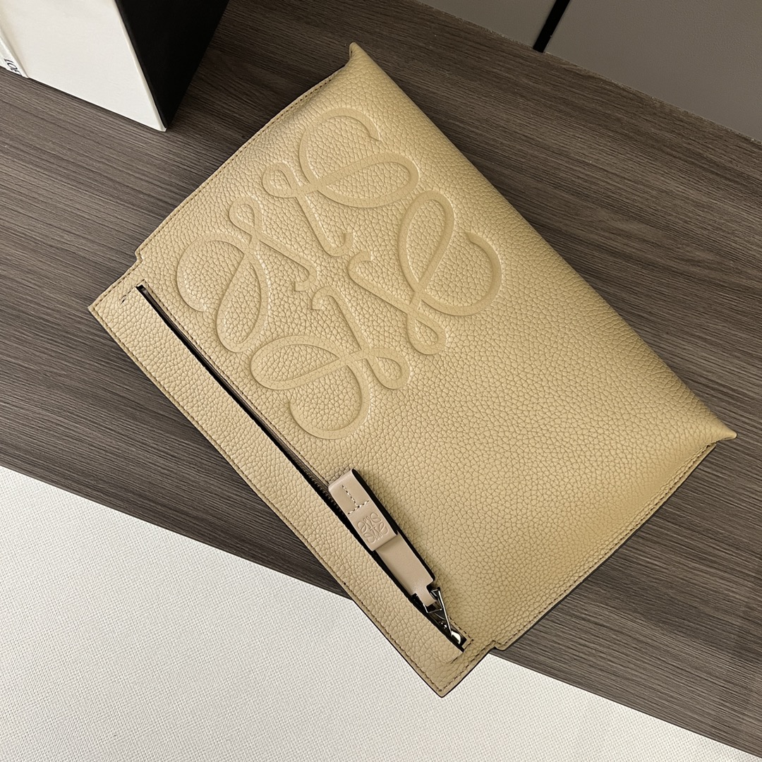 Loewe 粒面牛皮革T pouch 系列手包 多功能的顶部拉链小袋 因为带有独特的T型杆廓形