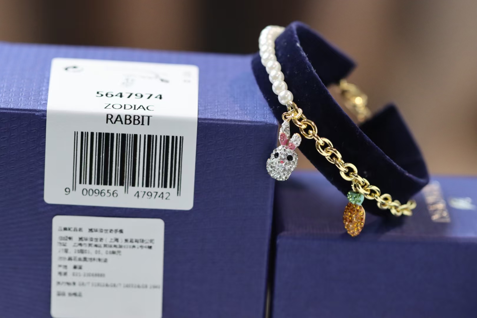 NO:817012,New Swarovski Zodiac Year of the Rabbit Full Diamond Cute Rabbit Crystal Pearl Bracelet is a cute way to welcome the Year of the Rabbit. The pretty pendant is covered with imitation crystal through Pointiage patented technology, and hangs on a bracelet that is half imitation crystal pearl and half gold-plated chain. It is an ideal choice for yourself or others on the occasion of the Chinese New Year. Swarovski bracelet, stuart weitzman, bracelet, gold plating19860909新品 Swarovski 本命年 生肖兔 满钻萌兔水晶珍珠手链 是迎接兔年到来的可爱方式. 俏丽的链坠通过Pointiage专利技术被仿水晶覆盖,并悬挂在一半仿水晶珍珠一半镀金色链的手链之上,是中国新年之际送给自己或他人的理想之选.,施华手链,stuart weitzman,bracelet,gold plating,Jewelry