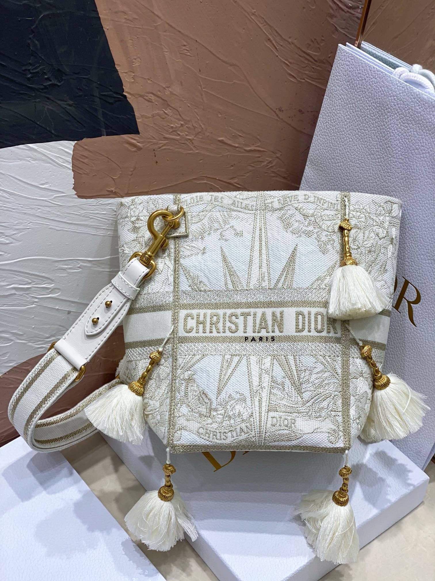 Sac seau D-Bubble brodé avec pompons et large bandoulière