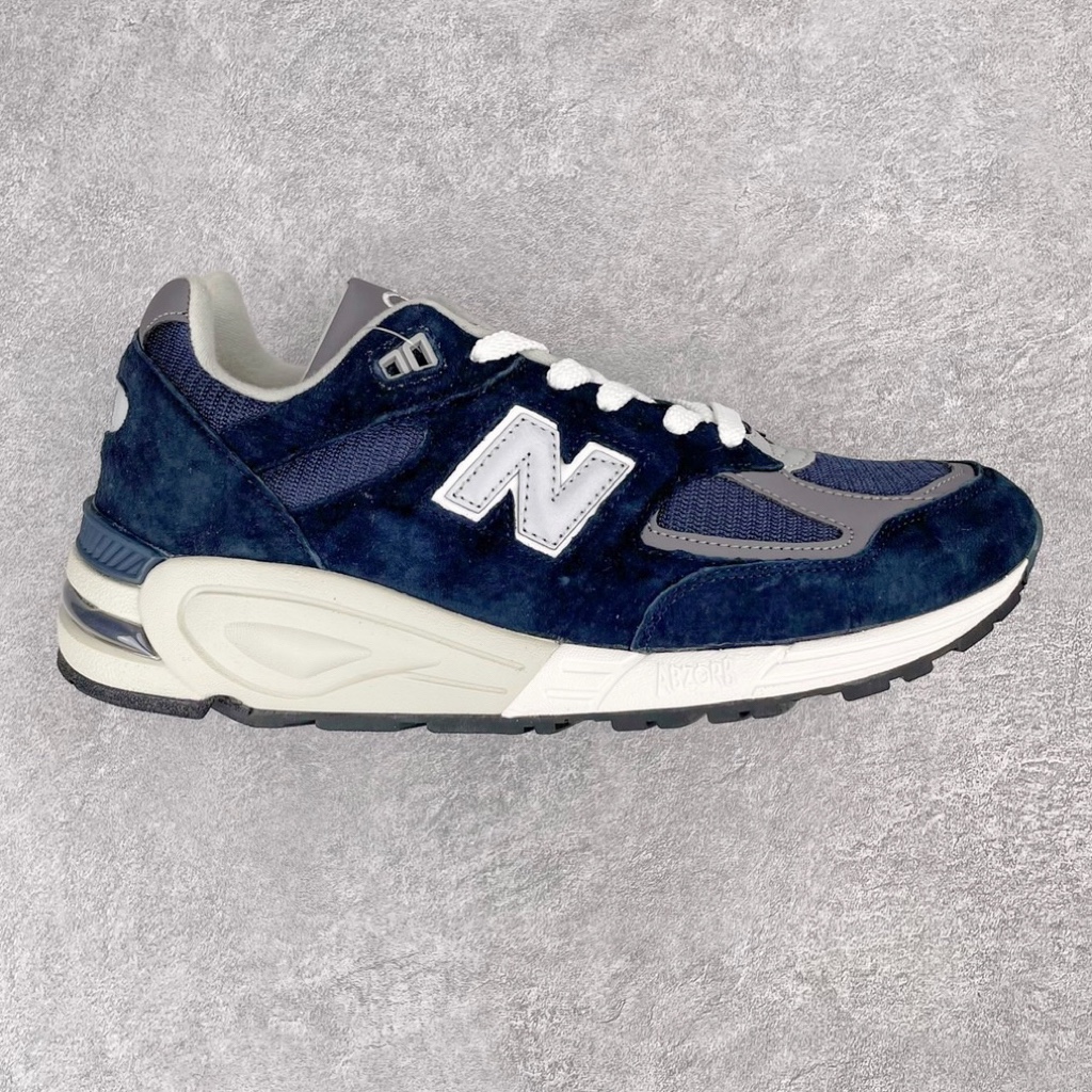 ＃K版纯原福利 New Balance M990NV2 新百伦NB990V2 深蓝 第二代总统复古慢跑鞋 正确3M反光细节 原楦原纸版开发 正确6层组合底模精密开发 搭载全新碳素中底 后跟透明TPU水晶装饰条稳固 沿用了引以为傲的跑鞋手工技艺 采用猪皮绒面并包裹局部透气网面的鞋身设计 菱网鞋舌上刻有New Balance USA 鞋面依旧身着经典的大热之灰 彰显了其高端的品质身份 尺码：36 37 37.5 38 38.5 39 40 40.5 41.5 42 42.5 43 44 45-选品中心