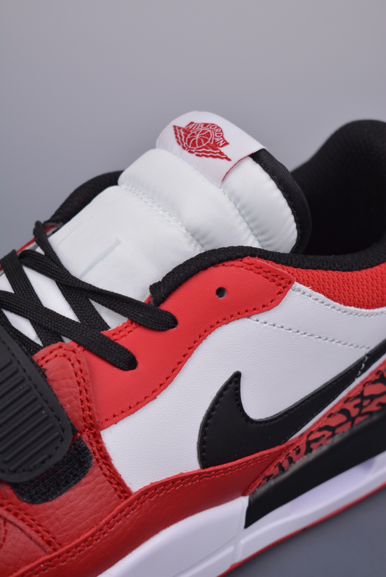 💰真标190 💰公司级260 💰春原320
Air Jordan Legacy 312 
纯原版本 充正首选👏
有着交错结合的设计，它的名字就展现出它所包含的鞋款元素，312 分别对应了 Air Jordan 3、Air Jordan 1 和 Air Trainer 2，将这三双经典又有不俗人气的鞋款融合，“最强三合一” 的名称由此得来
官方货号: CD7069 116SL
Size：36 36.5 37.5 38 38.5 39 40 40.5 41 42 42.5 43 44 44.5 45 46 47.5
耐克 阿迪达斯 三叶草 椰子350 v2 sb dunk 古驰脏脏鞋 麦昆 匡威1970s 万斯 vans 范斯 新百伦 乔丹 air jordan asics亚瑟士 斯凯奇 斐乐 彪马 锐步 mlb fila 鬼冢虎 莆田鞋 板鞋 樱花粉 af1 高帮 纯白 复古 满天星 解构 鞋盾 小麦色 蓝粉 马卡龙 低帮 独角兽 鸳鸯 联名 童鞋 冰淇淋 骨白冰蓝 白蓝 黑色 小白鞋 电玩像素 黑白 涂鸦 镭射 雾霾 白色 diy 1970s 夜光 大童 泼墨 中帮 黑武士 洛克公园 魔术贴 情侣 经典 四钩 奶咖色 刮刮乐 白丝绸 白银 3m 反光 白绿夜光 白橙双钩 小雏菊 权志龙 白绿橙 off white 飞线 金钩 冰块 小银钩 笑脸 缝线 剪纸 纯黑 蓝丝绸 情人节限定 白金 蓝白 354 黑曜石 熊猫 像素 冰蓝 四小勾 水晶底 寿桃 洞洞鞋 彩虹像素 灰色 air force 1 黑色 拖鞋 aj4 aj35 aj11 篮球鞋 莆田 aj3 aj6 aj13 aj7 童鞋 儿童鞋 aj312 aj36 黑白奥利奥 传奇蓝 aj32 限量版 飞人拖鞋 康扣 熊猫 北卡蓝 low 白水泥 藤原浩 aj34郭艾伦 影子灰 蒂芙尼绿 aj10 倒钩 aj9 冰雪奇缘 黑曜石 aj31 aj270 球鞋 大魔王 冰激凌 樱木花道 热熔岩 迪奥联名 胭脂红 凉鞋 aj15 满天星 水泥灰 芝加哥 鸳鸯 aj28 情侣 aj28 樱花粉 电玩像素 北卡蓝 小迪奥 粉色 樱花粉 电玩像素 烟灰 变色龙 兵马俑 大巴黎 aj16 兔八哥 马卡龙 大学蓝 aj30 黑水泥 白蛇 叶绿素 火影 白水泥 情人节限定 粉蛇 黑红 球鞋gtcut kobe球鞋 zoom kobe 500黑武士 2022r nike星空 gt球鞋 zoom跑鞋 纽巴伦990 nikecourt女鞋 zoom aj1 nb827 斐乐hike nike青花瓷 aj镭射 科6 next跑鞋 宇航员2.0 小白鞋 男鞋 运动鞋 斯凯奇 斐乐 板鞋 aj 彪马 新百伦 亚瑟士 new balance adidas 阿迪达斯 篮球鞋 空军一号 纯白 跑步鞋 vision street wear puma 女运动休闲鞋 nb 情侣鞋 球鞋 dunk 美津浓 欧文7 运动鞋女款跑步鞋 休闲男鞋 aj1 拖鞋 耐克鞋男新款 鞋子 童鞋 男款 飞马 zoom 超级飞马 跑鞋 老爹鞋 air max 儿童鞋子 男士 飞马38 m2k 日落 黑白熊猫 女款 飞马39 男款 阿甘鞋 飞马37 夏季 dunk sb 华夫鞋 凉鞋 开拓者 夏款 毛毛虫 气垫 air zoom 休闲鞋 高帮 帆布鞋 sacai 2022 vapormax 赤足 飞马36 af1 紫葡萄 树莓紫 winflo8 court女鞋 网鞋 zoom 破二 dc0774 拖鞋 superfly 子弹头 dunk黑白熊猫 blazer max270 欧文7 小童鞋 阿尔法 欧文8 登月 星空 莆田 黑武士 airmax97 贝壳头 三叶草 boost forum 椰子鞋 yeezy neo 暗夜精灵 金标 椰子 350 v2 ultraboost 清风 阿尔法 涉水鞋 ub21 ub22 forum84 ub nmd 爆米花 pro2 cut supernova x9000 椰子500 小椰子 forum low 史密斯 椰子700 樱花系列女鞋 新百伦530 327 574 5740 满天星 992 550 990 303 nb2002ra 302 元祖灰 993 990v5 nb300 ms327 580 999 nb327新百伦 新百伦878 nb300 5740奶茶色 m5740nb5740 997 608 452 nbms327 992元祖灰 996 880 低帮 倒钩 aj1 low 北卡蓝 黑曜石 倒钩藤原浩鞋 芝加哥 禁穿 小迪奥aj1 aj1大学蓝 樱花粉 烟灰 闪电倒钩 mid 影子灰 白丝绸 黑红脚趾 黑红 马卡龙 小dior 蒂芙尼绿 黑脚趾 小摩卡 蜘蛛侠 兔八哥 莆田纯原 纯白 中帮 黑粉脚趾 鸳鸯 low摩卡棕 扣碎 倒钩低帮 小闪电 凯尔特人 芝加哥ow联名 灰白 红豆奶茶 叛逆 换底 扣碎篮板 摩卡棕 迪奥联名鞋 皇家蓝 低帮女鞋倒钩白棕 泡泡糖 黑粉脚趾 北卡蓝低帮 黑绿脚趾 影子灰 蒂芙尼绿 黑脚趾 浆果粉 扣碎篮板 鸳鸯 冰淇淋 白丝绸 激光蓝 offwhite联名 黑粉脚趾 蓝 水洗丹宁 情人节 午夜蓝 凯尔特人 泡泡糖 男鞋 女鞋 夏季 儿童 拖鞋 小众鞋 篮球鞋 凉鞋 运动鞋 跑步鞋 童鞋 板鞋 日落 足球鞋 小白鞋 跑鞋 老爹鞋 zoom 超级飞马 36 37 38 sb dunk 鞋子 新款 m2k air max 薄款 赤足5.0 星空 登月 vapormax 超轻 网鞋 气垫鞋 阿甘鞋 休闲鞋 47 blazer 高帮 樱花粉 free vaporfly 情侣 子弹头 华夫鞋 欧文7 lebron18 joyride fly3 max270 杜兰特5 毛毛虫 黑武士 限量版 忍者 马拉松 winflo7 kyrie7 ep 莆田鞋 板鞋 樱花粉 af1 高帮 纯白 复古 满天星 解构 鞋盾 小麦色 蓝粉 马卡龙 低帮 独角兽 鸳鸯 联名 童鞋 冰淇淋 骨白冰蓝 白蓝 黑色 小白鞋 电玩像素 黑白 涂鸦 镭射 雾霾 白色 diy 夜光 大童 泼墨 中帮 黑武士 洛克公园 魔术贴 情侣 经典 四钩 奶咖色 刮刮乐 白丝绸 白银 3m 反光 白绿夜光 白橙双钩 小雏菊 权志龙 白绿橙 off white 飞线 金钩 冰块 小银钩 笑脸 缝线 剪纸 纯黑 蓝丝绸 情人节限定 白金 蓝白 354 黑曜石 熊猫 像素 冰蓝 四小勾 水晶底 寿桃 洞洞鞋 彩虹像素 灰色 air force 1 黑色 拖鞋 aj4 aj35 aj11 篮球鞋 莆田 aj3 aj6 aj13 aj7 童鞋 儿童鞋 aj312 aj36 黑白奥利奥 德训 aj32 限量版 飞人拖鞋 康扣 熊猫 北卡蓝 low 白水泥 藤原浩 aj34郭艾伦 影子灰 aj10 倒钩 aj9 冰雪奇缘 黑曜石 aj31 aj270 球鞋 samba gazelle