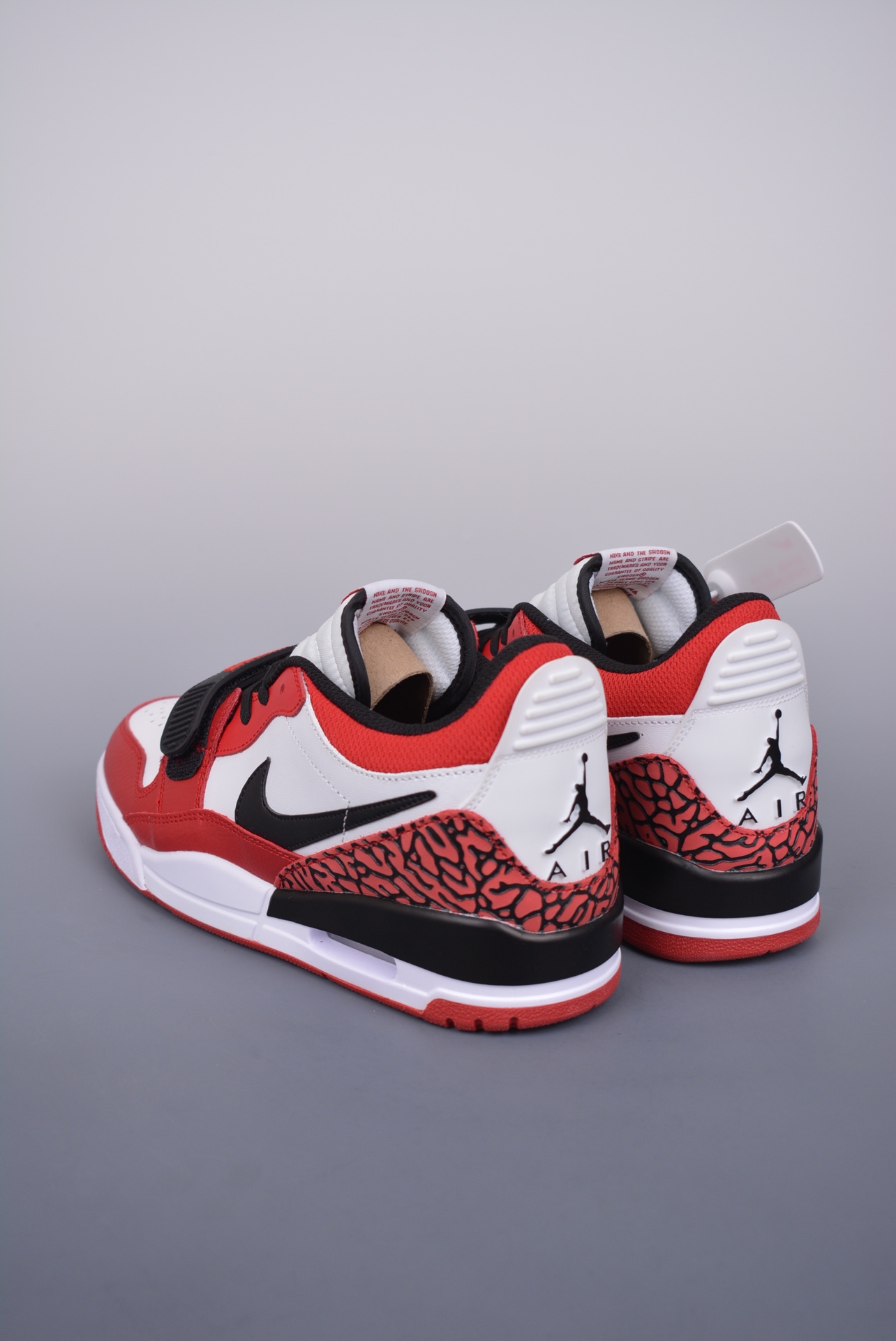 💰真标190 💰公司级260 💰春原320
Air Jordan Legacy 312 
纯原版本 充正首选👏
有着交错结合的设计，它的名字就展现出它所包含的鞋款元素，312 分别对应了 Air Jordan 3、Air Jordan 1 和 Air Trainer 2，将这三双经典又有不俗人气的鞋款融合，“最强三合一” 的名称由此得来
官方货号: CD7069 116SL
Size：36 36.5 37.5 38 38.5 39 40 40.5 41 42 42.5 43 44 44.5 45 46 47.5
耐克 阿迪达斯 三叶草 椰子350 v2 sb dunk 古驰脏脏鞋 麦昆 匡威1970s 万斯 vans 范斯 新百伦 乔丹 air jordan asics亚瑟士 斯凯奇 斐乐 彪马 锐步 mlb fila 鬼冢虎 莆田鞋 板鞋 樱花粉 af1 高帮 纯白 复古 满天星 解构 鞋盾 小麦色 蓝粉 马卡龙 低帮 独角兽 鸳鸯 联名 童鞋 冰淇淋 骨白冰蓝 白蓝 黑色 小白鞋 电玩像素 黑白 涂鸦 镭射 雾霾 白色 diy 1970s 夜光 大童 泼墨 中帮 黑武士 洛克公园 魔术贴 情侣 经典 四钩 奶咖色 刮刮乐 白丝绸 白银 3m 反光 白绿夜光 白橙双钩 小雏菊 权志龙 白绿橙 off white 飞线 金钩 冰块 小银钩 笑脸 缝线 剪纸 纯黑 蓝丝绸 情人节限定 白金 蓝白 354 黑曜石 熊猫 像素 冰蓝 四小勾 水晶底 寿桃 洞洞鞋 彩虹像素 灰色 air force 1 黑色 拖鞋 aj4 aj35 aj11 篮球鞋 莆田 aj3 aj6 aj13 aj7 童鞋 儿童鞋 aj312 aj36 黑白奥利奥 传奇蓝 aj32 限量版 飞人拖鞋 康扣 熊猫 北卡蓝 low 白水泥 藤原浩 aj34郭艾伦 影子灰 蒂芙尼绿 aj10 倒钩 aj9 冰雪奇缘 黑曜石 aj31 aj270 球鞋 大魔王 冰激凌 樱木花道 热熔岩 迪奥联名 胭脂红 凉鞋 aj15 满天星 水泥灰 芝加哥 鸳鸯 aj28 情侣 aj28 樱花粉 电玩像素 北卡蓝 小迪奥 粉色 樱花粉 电玩像素 烟灰 变色龙 兵马俑 大巴黎 aj16 兔八哥 马卡龙 大学蓝 aj30 黑水泥 白蛇 叶绿素 火影 白水泥 情人节限定 粉蛇 黑红 球鞋gtcut kobe球鞋 zoom kobe 500黑武士 2022r nike星空 gt球鞋 zoom跑鞋 纽巴伦990 nikecourt女鞋 zoom aj1 nb827 斐乐hike nike青花瓷 aj镭射 科6 next跑鞋 宇航员2.0 小白鞋 男鞋 运动鞋 斯凯奇 斐乐 板鞋 aj 彪马 新百伦 亚瑟士 new balance adidas 阿迪达斯 篮球鞋 空军一号 纯白 跑步鞋 vision street wear puma 女运动休闲鞋 nb 情侣鞋 球鞋 dunk 美津浓 欧文7 运动鞋女款跑步鞋 休闲男鞋 aj1 拖鞋 耐克鞋男新款 鞋子 童鞋 男款 飞马 zoom 超级飞马 跑鞋 老爹鞋 air max 儿童鞋子 男士 飞马38 m2k 日落 黑白熊猫 女款 飞马39 男款 阿甘鞋 飞马37 夏季 dunk sb 华夫鞋 凉鞋 开拓者 夏款 毛毛虫 气垫 air zoom 休闲鞋 高帮 帆布鞋 sacai 2022 vapormax 赤足 飞马36 af1 紫葡萄 树莓紫 winflo8 court女鞋 网鞋 zoom 破二 dc0774 拖鞋 superfly 子弹头 dunk黑白熊猫 blazer max270 欧文7 小童鞋 阿尔法 欧文8 登月 星空 莆田 黑武士 airmax97 贝壳头 三叶草 boost forum 椰子鞋 yeezy neo 暗夜精灵 金标 椰子 350 v2 ultraboost 清风 阿尔法 涉水鞋 ub21 ub22 forum84 ub nmd 爆米花 pro2 cut supernova x9000 椰子500 小椰子 forum low 史密斯 椰子700 樱花系列女鞋 新百伦530 327 574 5740 满天星 992 550 990 303 nb2002ra 302 元祖灰 993 990v5 nb300 ms327 580 999 nb327新百伦 新百伦878 nb300 5740奶茶色 m5740nb5740 997 608 452 nbms327 992元祖灰 996 880 低帮 倒钩 aj1 low 北卡蓝 黑曜石 倒钩藤原浩鞋 芝加哥 禁穿 小迪奥aj1 aj1大学蓝 樱花粉 烟灰 闪电倒钩 mid 影子灰 白丝绸 黑红脚趾 黑红 马卡龙 小dior 蒂芙尼绿 黑脚趾 小摩卡 蜘蛛侠 兔八哥 莆田纯原 纯白 中帮 黑粉脚趾 鸳鸯 low摩卡棕 扣碎 倒钩低帮 小闪电 凯尔特人 芝加哥ow联名 灰白 红豆奶茶 叛逆 换底 扣碎篮板 摩卡棕 迪奥联名鞋 皇家蓝 低帮女鞋倒钩白棕 泡泡糖 黑粉脚趾 北卡蓝低帮 黑绿脚趾 影子灰 蒂芙尼绿 黑脚趾 浆果粉 扣碎篮板 鸳鸯 冰淇淋 白丝绸 激光蓝 offwhite联名 黑粉脚趾 蓝 水洗丹宁 情人节 午夜蓝 凯尔特人 泡泡糖 男鞋 女鞋 夏季 儿童 拖鞋 小众鞋 篮球鞋 凉鞋 运动鞋 跑步鞋 童鞋 板鞋 日落 足球鞋 小白鞋 跑鞋 老爹鞋 zoom 超级飞马 36 37 38 sb dunk 鞋子 新款 m2k air max 薄款 赤足5.0 星空 登月 vapormax 超轻 网鞋 气垫鞋 阿甘鞋 休闲鞋 47 blazer 高帮 樱花粉 free vaporfly 情侣 子弹头 华夫鞋 欧文7 lebron18 joyride fly3 max270 杜兰特5 毛毛虫 黑武士 限量版 忍者 马拉松 winflo7 kyrie7 ep 莆田鞋 板鞋 樱花粉 af1 高帮 纯白 复古 满天星 解构 鞋盾 小麦色 蓝粉 马卡龙 低帮 独角兽 鸳鸯 联名 童鞋 冰淇淋 骨白冰蓝 白蓝 黑色 小白鞋 电玩像素 黑白 涂鸦 镭射 雾霾 白色 diy 夜光 大童 泼墨 中帮 黑武士 洛克公园 魔术贴 情侣 经典 四钩 奶咖色 刮刮乐 白丝绸 白银 3m 反光 白绿夜光 白橙双钩 小雏菊 权志龙 白绿橙 off white 飞线 金钩 冰块 小银钩 笑脸 缝线 剪纸 纯黑 蓝丝绸 情人节限定 白金 蓝白 354 黑曜石 熊猫 像素 冰蓝 四小勾 水晶底 寿桃 洞洞鞋 彩虹像素 灰色 air force 1 黑色 拖鞋 aj4 aj35 aj11 篮球鞋 莆田 aj3 aj6 aj13 aj7 童鞋 儿童鞋 aj312 aj36 黑白奥利奥 德训 aj32 限量版 飞人拖鞋 康扣 熊猫 北卡蓝 low 白水泥 藤原浩 aj34郭艾伦 影子灰 aj10 倒钩 aj9 冰雪奇缘 黑曜石 aj31 aj270 球鞋 samba gazelle