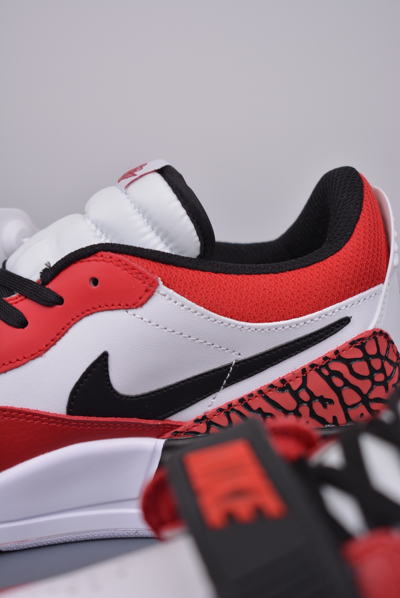 💰真标190 💰公司级260 💰春原320
Air Jordan Legacy 312 
纯原版本 充正首选👏
有着交错结合的设计，它的名字就展现出它所包含的鞋款元素，312 分别对应了 Air Jordan 3、Air Jordan 1 和 Air Trainer 2，将这三双经典又有不俗人气的鞋款融合，“最强三合一” 的名称由此得来
官方货号: CD7069 116SL
Size：36 36.5 37.5 38 38.5 39 40 40.5 41 42 42.5 43 44 44.5 45 46 47.5
耐克 阿迪达斯 三叶草 椰子350 v2 sb dunk 古驰脏脏鞋 麦昆 匡威1970s 万斯 vans 范斯 新百伦 乔丹 air jordan asics亚瑟士 斯凯奇 斐乐 彪马 锐步 mlb fila 鬼冢虎 莆田鞋 板鞋 樱花粉 af1 高帮 纯白 复古 满天星 解构 鞋盾 小麦色 蓝粉 马卡龙 低帮 独角兽 鸳鸯 联名 童鞋 冰淇淋 骨白冰蓝 白蓝 黑色 小白鞋 电玩像素 黑白 涂鸦 镭射 雾霾 白色 diy 1970s 夜光 大童 泼墨 中帮 黑武士 洛克公园 魔术贴 情侣 经典 四钩 奶咖色 刮刮乐 白丝绸 白银 3m 反光 白绿夜光 白橙双钩 小雏菊 权志龙 白绿橙 off white 飞线 金钩 冰块 小银钩 笑脸 缝线 剪纸 纯黑 蓝丝绸 情人节限定 白金 蓝白 354 黑曜石 熊猫 像素 冰蓝 四小勾 水晶底 寿桃 洞洞鞋 彩虹像素 灰色 air force 1 黑色 拖鞋 aj4 aj35 aj11 篮球鞋 莆田 aj3 aj6 aj13 aj7 童鞋 儿童鞋 aj312 aj36 黑白奥利奥 传奇蓝 aj32 限量版 飞人拖鞋 康扣 熊猫 北卡蓝 low 白水泥 藤原浩 aj34郭艾伦 影子灰 蒂芙尼绿 aj10 倒钩 aj9 冰雪奇缘 黑曜石 aj31 aj270 球鞋 大魔王 冰激凌 樱木花道 热熔岩 迪奥联名 胭脂红 凉鞋 aj15 满天星 水泥灰 芝加哥 鸳鸯 aj28 情侣 aj28 樱花粉 电玩像素 北卡蓝 小迪奥 粉色 樱花粉 电玩像素 烟灰 变色龙 兵马俑 大巴黎 aj16 兔八哥 马卡龙 大学蓝 aj30 黑水泥 白蛇 叶绿素 火影 白水泥 情人节限定 粉蛇 黑红 球鞋gtcut kobe球鞋 zoom kobe 500黑武士 2022r nike星空 gt球鞋 zoom跑鞋 纽巴伦990 nikecourt女鞋 zoom aj1 nb827 斐乐hike nike青花瓷 aj镭射 科6 next跑鞋 宇航员2.0 小白鞋 男鞋 运动鞋 斯凯奇 斐乐 板鞋 aj 彪马 新百伦 亚瑟士 new balance adidas 阿迪达斯 篮球鞋 空军一号 纯白 跑步鞋 vision street wear puma 女运动休闲鞋 nb 情侣鞋 球鞋 dunk 美津浓 欧文7 运动鞋女款跑步鞋 休闲男鞋 aj1 拖鞋 耐克鞋男新款 鞋子 童鞋 男款 飞马 zoom 超级飞马 跑鞋 老爹鞋 air max 儿童鞋子 男士 飞马38 m2k 日落 黑白熊猫 女款 飞马39 男款 阿甘鞋 飞马37 夏季 dunk sb 华夫鞋 凉鞋 开拓者 夏款 毛毛虫 气垫 air zoom 休闲鞋 高帮 帆布鞋 sacai 2022 vapormax 赤足 飞马36 af1 紫葡萄 树莓紫 winflo8 court女鞋 网鞋 zoom 破二 dc0774 拖鞋 superfly 子弹头 dunk黑白熊猫 blazer max270 欧文7 小童鞋 阿尔法 欧文8 登月 星空 莆田 黑武士 airmax97 贝壳头 三叶草 boost forum 椰子鞋 yeezy neo 暗夜精灵 金标 椰子 350 v2 ultraboost 清风 阿尔法 涉水鞋 ub21 ub22 forum84 ub nmd 爆米花 pro2 cut supernova x9000 椰子500 小椰子 forum low 史密斯 椰子700 樱花系列女鞋 新百伦530 327 574 5740 满天星 992 550 990 303 nb2002ra 302 元祖灰 993 990v5 nb300 ms327 580 999 nb327新百伦 新百伦878 nb300 5740奶茶色 m5740nb5740 997 608 452 nbms327 992元祖灰 996 880 低帮 倒钩 aj1 low 北卡蓝 黑曜石 倒钩藤原浩鞋 芝加哥 禁穿 小迪奥aj1 aj1大学蓝 樱花粉 烟灰 闪电倒钩 mid 影子灰 白丝绸 黑红脚趾 黑红 马卡龙 小dior 蒂芙尼绿 黑脚趾 小摩卡 蜘蛛侠 兔八哥 莆田纯原 纯白 中帮 黑粉脚趾 鸳鸯 low摩卡棕 扣碎 倒钩低帮 小闪电 凯尔特人 芝加哥ow联名 灰白 红豆奶茶 叛逆 换底 扣碎篮板 摩卡棕 迪奥联名鞋 皇家蓝 低帮女鞋倒钩白棕 泡泡糖 黑粉脚趾 北卡蓝低帮 黑绿脚趾 影子灰 蒂芙尼绿 黑脚趾 浆果粉 扣碎篮板 鸳鸯 冰淇淋 白丝绸 激光蓝 offwhite联名 黑粉脚趾 蓝 水洗丹宁 情人节 午夜蓝 凯尔特人 泡泡糖 男鞋 女鞋 夏季 儿童 拖鞋 小众鞋 篮球鞋 凉鞋 运动鞋 跑步鞋 童鞋 板鞋 日落 足球鞋 小白鞋 跑鞋 老爹鞋 zoom 超级飞马 36 37 38 sb dunk 鞋子 新款 m2k air max 薄款 赤足5.0 星空 登月 vapormax 超轻 网鞋 气垫鞋 阿甘鞋 休闲鞋 47 blazer 高帮 樱花粉 free vaporfly 情侣 子弹头 华夫鞋 欧文7 lebron18 joyride fly3 max270 杜兰特5 毛毛虫 黑武士 限量版 忍者 马拉松 winflo7 kyrie7 ep 莆田鞋 板鞋 樱花粉 af1 高帮 纯白 复古 满天星 解构 鞋盾 小麦色 蓝粉 马卡龙 低帮 独角兽 鸳鸯 联名 童鞋 冰淇淋 骨白冰蓝 白蓝 黑色 小白鞋 电玩像素 黑白 涂鸦 镭射 雾霾 白色 diy 夜光 大童 泼墨 中帮 黑武士 洛克公园 魔术贴 情侣 经典 四钩 奶咖色 刮刮乐 白丝绸 白银 3m 反光 白绿夜光 白橙双钩 小雏菊 权志龙 白绿橙 off white 飞线 金钩 冰块 小银钩 笑脸 缝线 剪纸 纯黑 蓝丝绸 情人节限定 白金 蓝白 354 黑曜石 熊猫 像素 冰蓝 四小勾 水晶底 寿桃 洞洞鞋 彩虹像素 灰色 air force 1 黑色 拖鞋 aj4 aj35 aj11 篮球鞋 莆田 aj3 aj6 aj13 aj7 童鞋 儿童鞋 aj312 aj36 黑白奥利奥 德训 aj32 限量版 飞人拖鞋 康扣 熊猫 北卡蓝 low 白水泥 藤原浩 aj34郭艾伦 影子灰 aj10 倒钩 aj9 冰雪奇缘 黑曜石 aj31 aj270 球鞋 samba gazelle