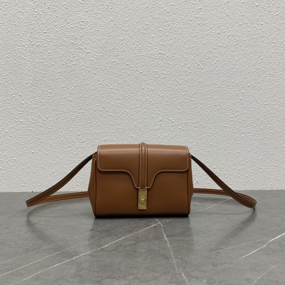 NO:197988,Genuine, new products are launched. CE Early Spring MiniSoft16, a fat and cute crossbody bag. After 16 has released mini size, soft 16 has also followed suit and has released a super cute crossbody mini soft. The feel is simply too good. The leather is soft, can be one shoulder, crossbody, and boys can also carry it. The adjustable shoulder strap design is light and weighs lightly!  !  The versatile style item, the capacity should be considered ceiling level in the mini bag, and it is very capable. Model number 100352 Tan brown Size 18-12.5-6, Celine, celine, celine, celine, satchels, mini bags, crossbody bags19860909正品级 新品上线 CE早春MiniSoft16,胖胖小可爱的斜挎包 继16出了 mini size之后,soft 16 也紧跟脚步 ,出了超可爱斜挎款 mini soft ,手感简直太好了,皮质柔软,可以单肩,可以斜挎,男生也可以背,可调节肩带设计,自重轻盈 ！！ 风格百搭单品 容量容量在迷你包里面应该也算是天花板级别,特能装 款号100352 黄褐棕 尺寸18-12.5-6,赛琳celine,celine,celine,satchels,mini bags,crossbody bags,Bag