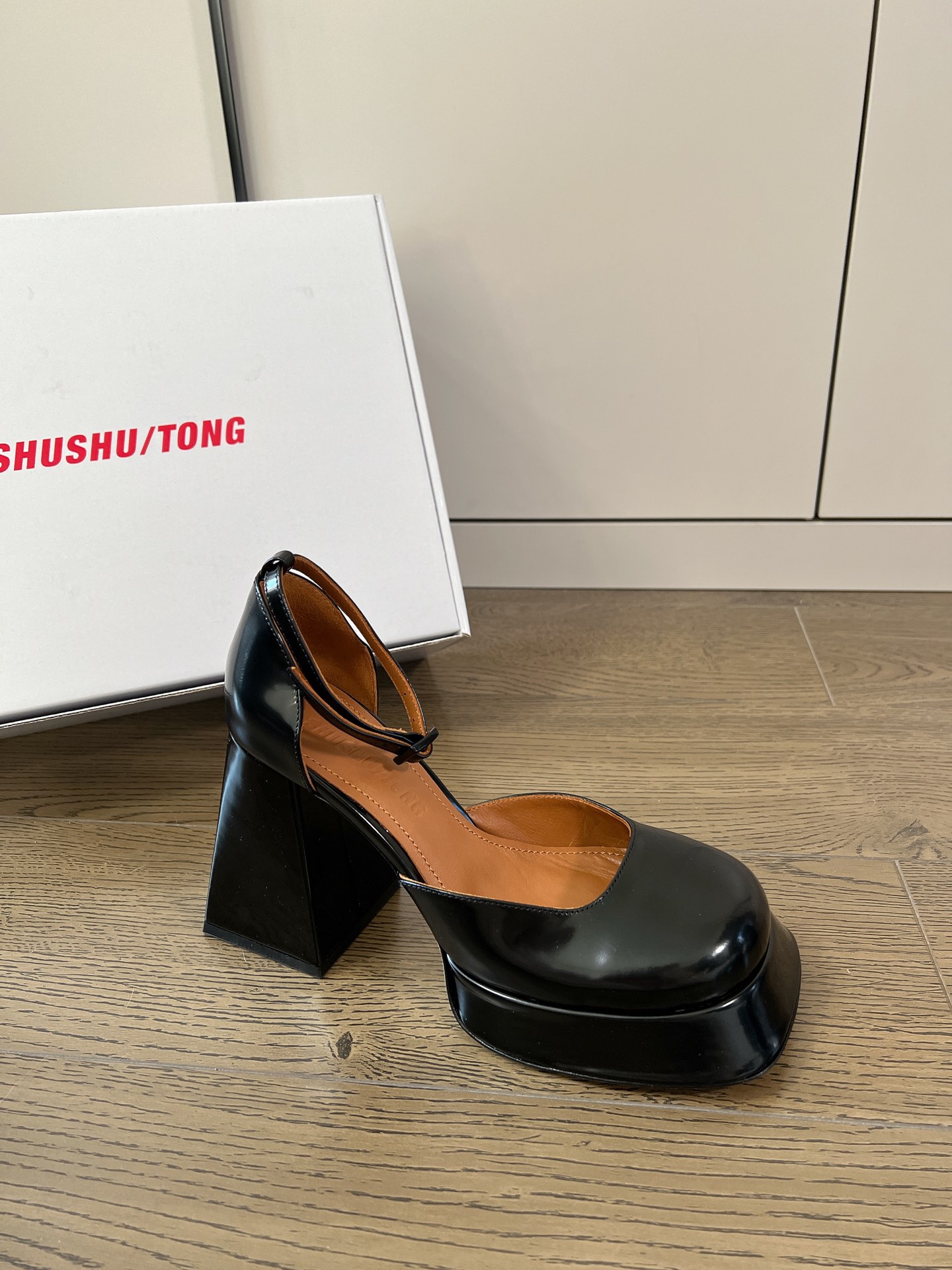 Fashion Highlights: Shushu/Tong Unique College Style with Mary Jane’s Sandals - 图片 4