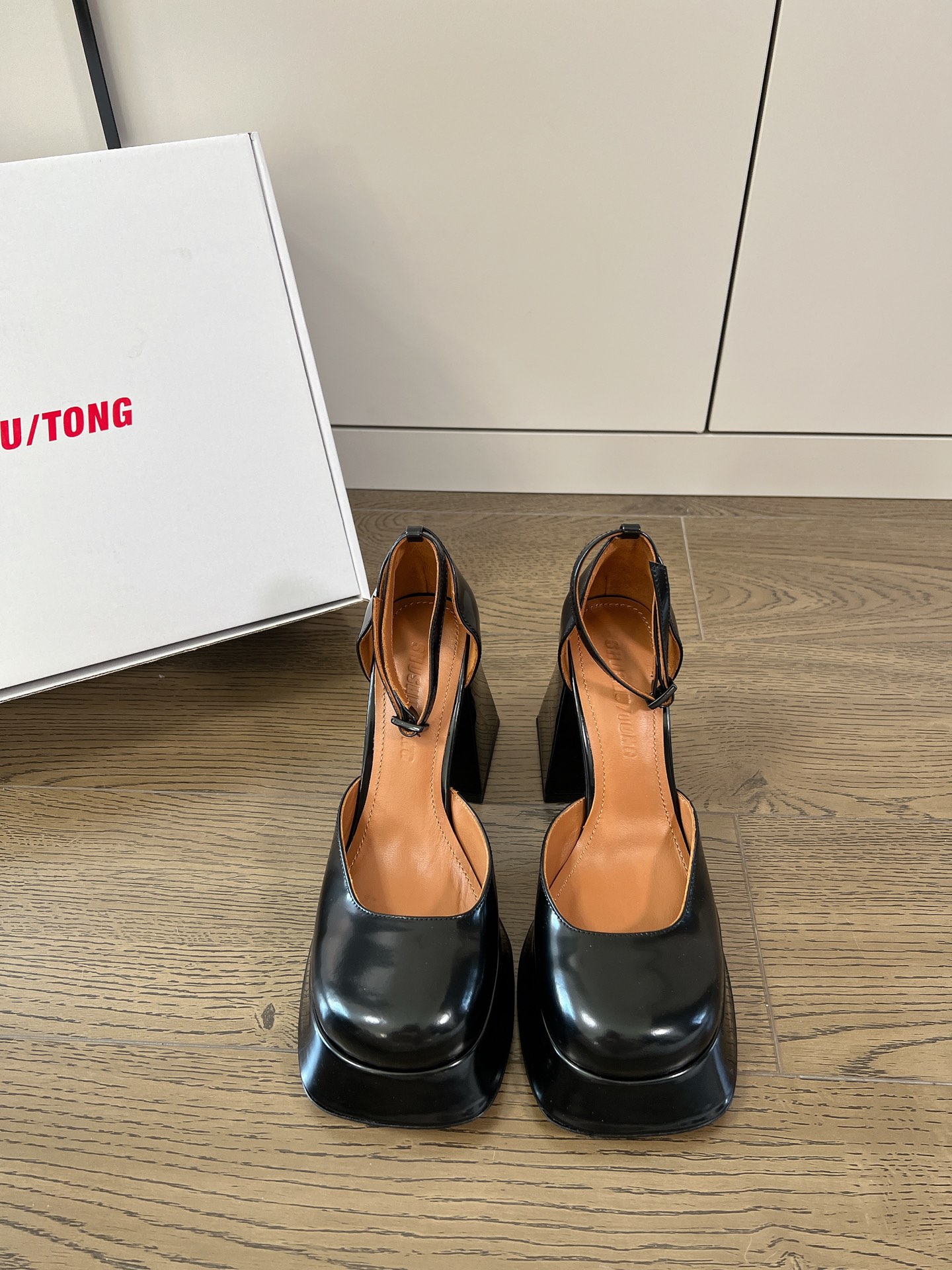 NO:174286,Cloth leather Exclusive niche SHUSHU/TONG Thick-soled Mary Zhen, Zhao Lusi, Yu Shuxin, the same as early spring new style, all four layouts are good. Each layout has a pair of hahaha 9 cm heel height. Hollow design, one-stringed Mary Zhen sandals. It can be a college style and can be a knack for dressing, very durable. Size 35-40 Exclusive niche SHUSHU/TONG Thick-soled Mary Zhen, Zhao Lusi, Yu Shuxin, the same as early spring new style, all four layouts are good. Each layout has a pair of haha ​​9 cm heel height. Hollow design, one-stringed Mary Zhen sandals. It can be a knack for dressing, very durable. Size 35-40, Mary Zhen, sandals, mary jane19860909布 皮 独家小众 SHUSHU/TONG 厚底玛丽珍 赵露思 虞书欣同款 早春新款 四个版面都好看.每个版面都来一双哈 换着穿 哈哈哈 9厘米的跟高.中空设计,一字带玛丽珍凉鞋.即可以学院风又可以卡哇伊的穿搭 很耐看哦 码数35-40  独家小众 SHUSHU/TONG 厚底玛丽珍 赵露思 虞书欣同款 早春新款 四个版面都好看.每个版面都来一双哈 换着穿 哈哈哈 9厘米的跟高.中空设计,一字带玛丽珍凉鞋.即可以学院风又可以卡哇伊的穿搭 很耐看哦 码数35-40,玛丽珍,sandals,mary jane,Women's Shoes