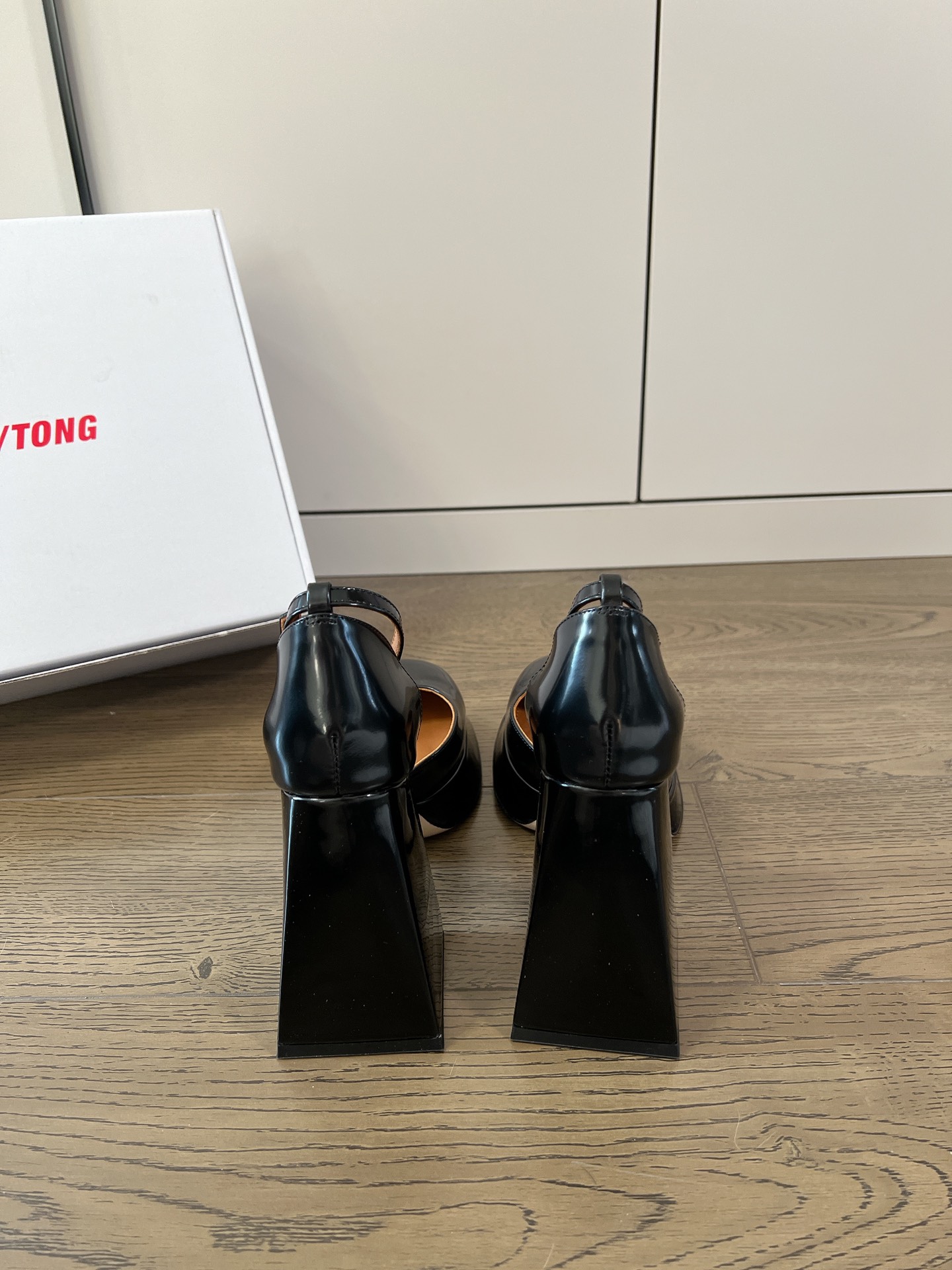 Fashion Highlights: Shushu/Tong Unique College Style with Mary Jane’s Sandals - 图片 3