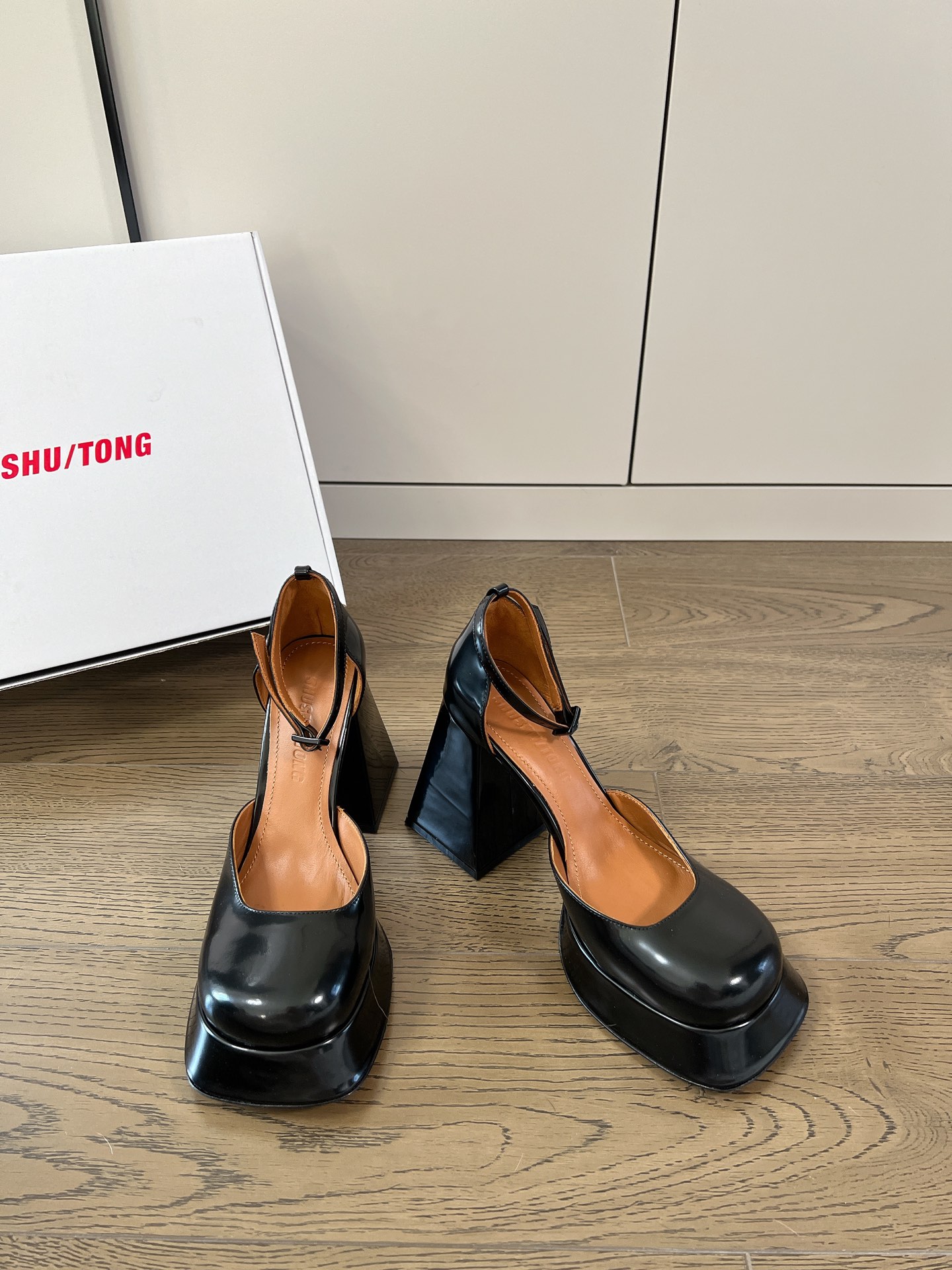 Fashion Highlights: Shushu/Tong Unique College Style with Mary Jane’s Sandals - 图片 6