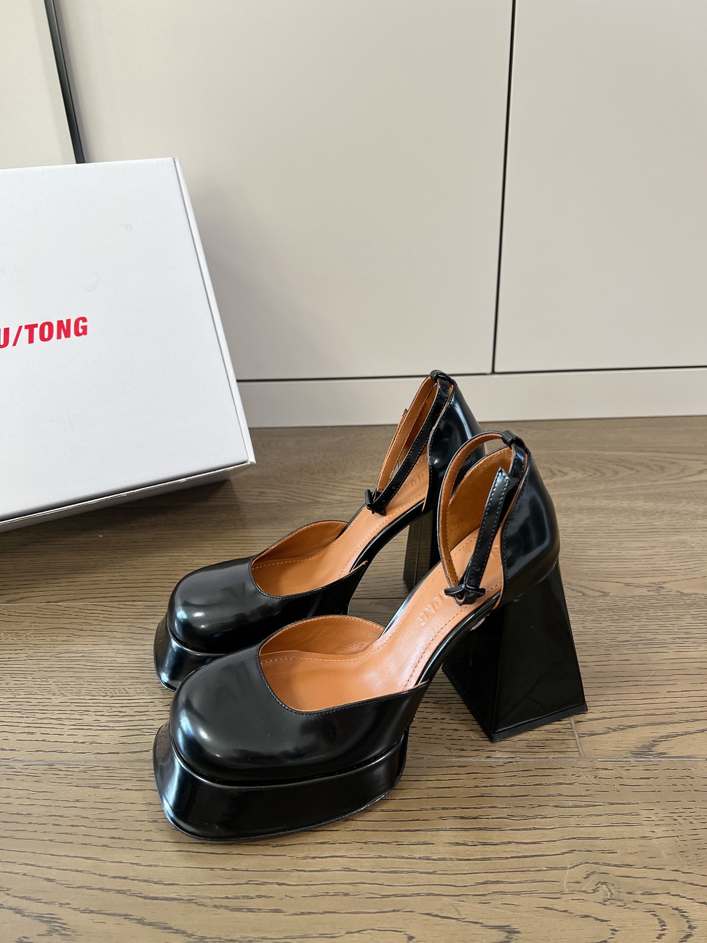 Fashion Highlights: Shushu/Tong Unique College Style with Mary Jane’s Sandals - 图片 2