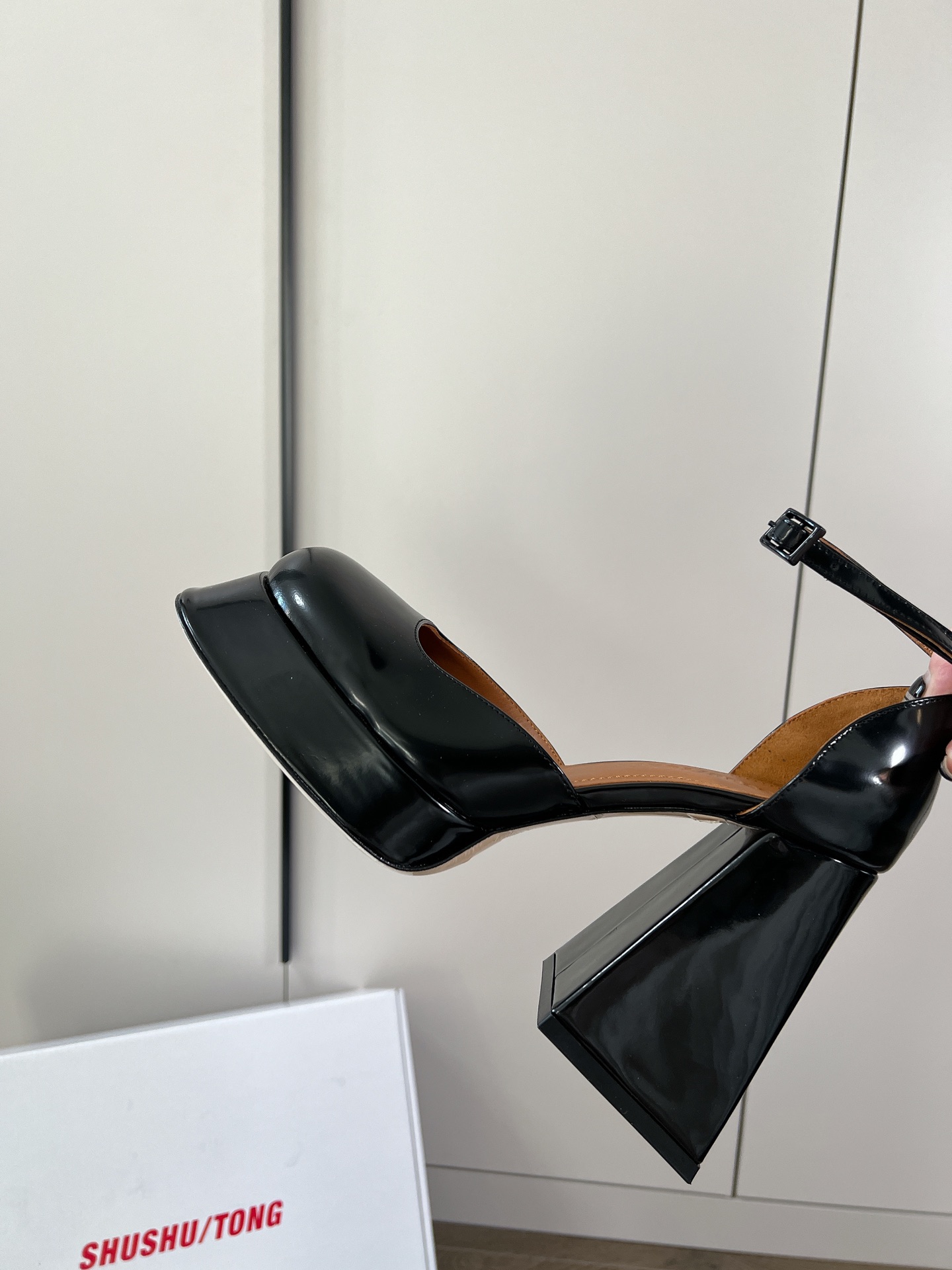 Fashion Highlights: Shushu/Tong Unique College Style with Mary Jane’s Sandals - 图片 9