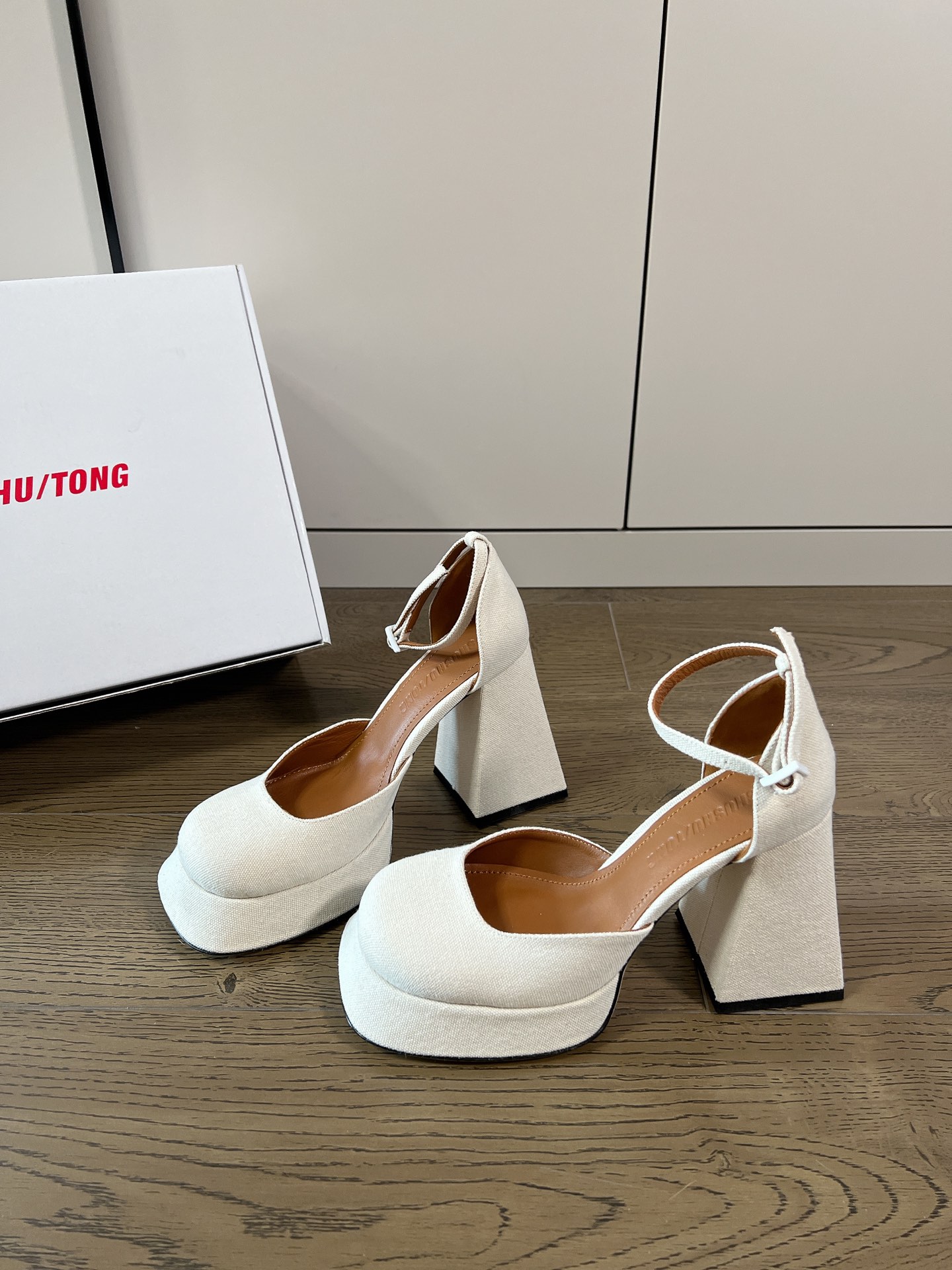 Fashion Highlights: Bus P651, Skin P693, Shushu/Tong – College Style with 9cm Heels - 图片 4
