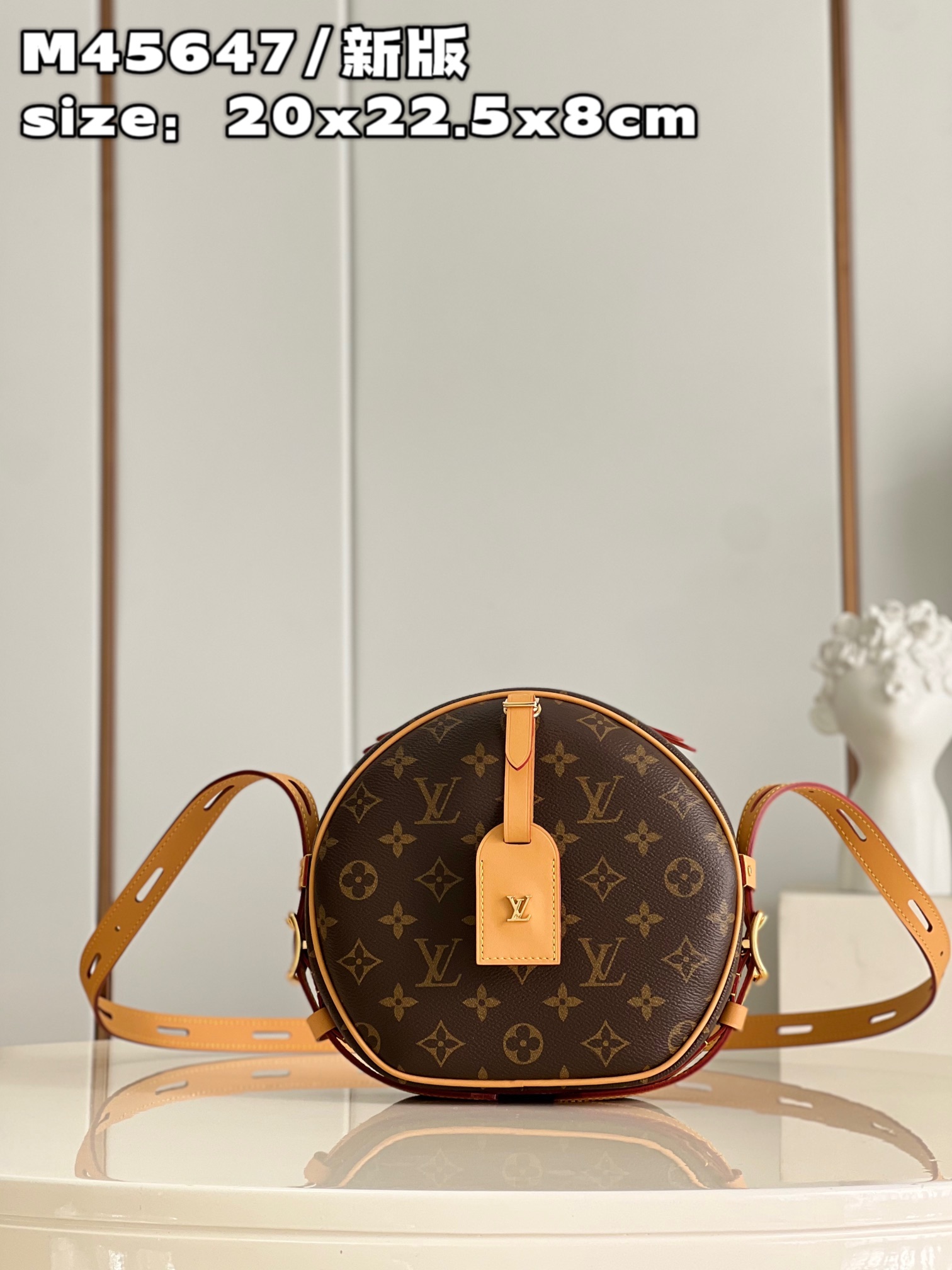 NO:399598,【Exclusive real shot M45647/New version】M52294 Women's Art Director Nicolas Ghesquière uses the classic hat box as the prototype to launch an elegant and charming Boite Chapeau Souple handbag. Inspired by Louis Vuitton's traditional suitcase, the soft Monogram canvas body is paired with leather long shoulder straps, and it is easy to shoulder or crossbody.size20x22.5x8cm (length x height x width) Y.680,LV [original leather],louis vuitton,louis vuitton,hats19860909【独家实拍 M45647/新版】M52294 女装艺术总监 Nicolas Ghesquière 以经典帽盒为原型,推出优雅迷人的 Boite Chapeau Souple 手袋.以路易威登传统旅行箱为灵感,柔软的 Monogram 帆布包身搭配皮革长肩带,轻松肩背或斜挎.size20x22.5x8cm (长度 x 高 x 宽) Y.680,LV【原厂皮】,louis vuitton,louis vuitton,hats,Bag