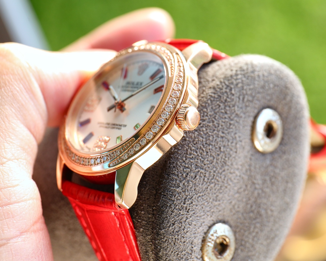 💰皮带白460，玫480🔰
劳力士💓精致品质💓最新首发💓细致腕美💓谐美不朽💓无暇挑剔💓细微悦尔🏆
【品牌】:劳力士（实物更美 值得推荐)🎉🎉
【类型】：精致女款腕表
【表带】：间陶瓷表带
【机芯】：日本石英机芯
【材料】：蓝宝石水晶镜面(防刮）
岁月无痕 真爱无价 谐美不朽 见证爱忆
尺寸：女直径35mm厚9mm腕美来袭！欢迎转载！