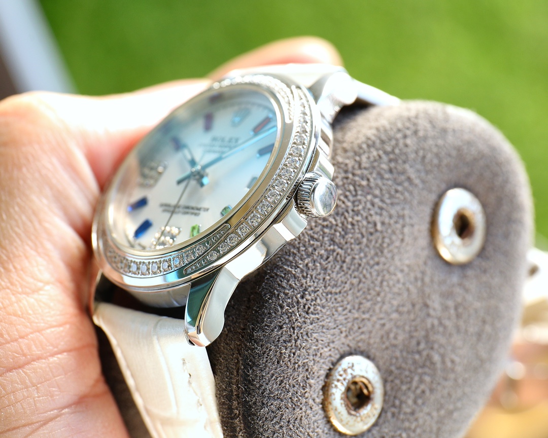 💰皮带白460，玫480🔰
劳力士💓精致品质💓最新首发💓细致腕美💓谐美不朽💓无暇挑剔💓细微悦尔🏆
【品牌】:劳力士（实物更美 值得推荐)🎉🎉
【类型】：精致女款腕表
【表带】：间陶瓷表带
【机芯】：日本石英机芯
【材料】：蓝宝石水晶镜面(防刮）
岁月无痕 真爱无价 谐美不朽 见证爱忆
尺寸：女直径35mm厚9mm腕美来袭！欢迎转载！