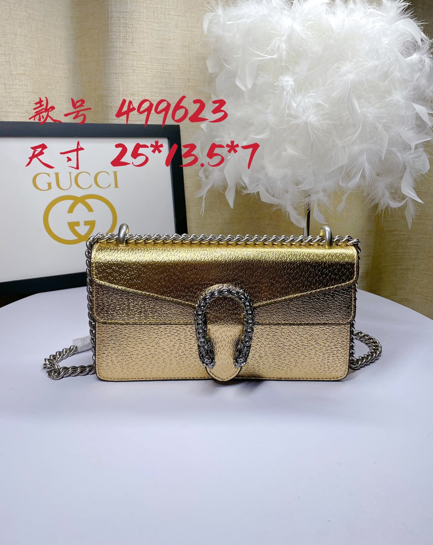 G家新款简介:沉浸在复古情怀之中Ophidia家族迎来了新的成员——中号手提包方正的造型让人联想到复古的