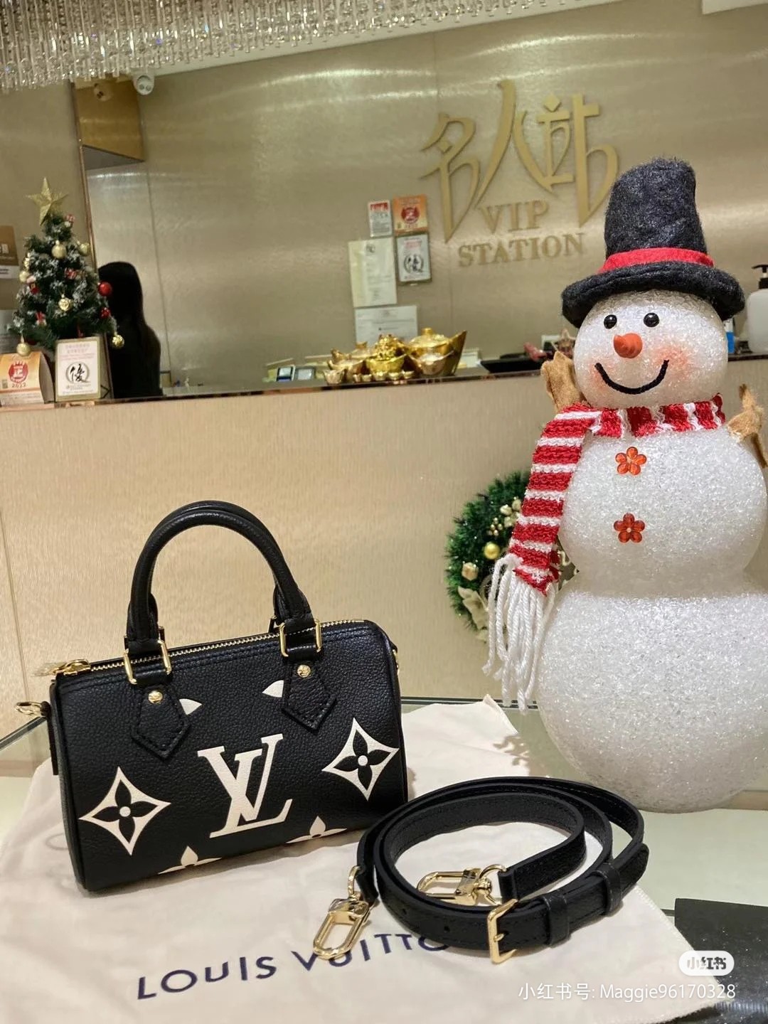 NO:201186,The Nano Speedy handbag made of classic Monogram canvas exudes the ultimate feminine style. Full leather embossed silkscreen adjustable shoulder strap mini pillow oo[handshake][handshake] is the perfect choice for you to carry daily necessities. This handbag is the perfect mini version of the prototype Speedy handbag, with exquisite stitching and extremely lightweight, and the straps are adjustable and removable. Size 16.0 x 11.0 x 9.0 cm, LV [topshake], louis vuitton19860909对版开发原单五金顶级原单 M81456 M81625 M81457 压花丝印 以经典的Monogram帆布制成的Nano Speedy手袋,散发极致女人味,全皮压花丝印可调节肩带迷你枕头oo[握手][握手]是您携带日常用品的理想之选.这款手袋是原型Speedy手袋的完美迷你版,缝线精致,轻盈无比,肩带可调节、可拆卸. 尺寸 16.0 x 11.0 x 9.0 cm,LV【顶级原单】,louis vuitton,Bag