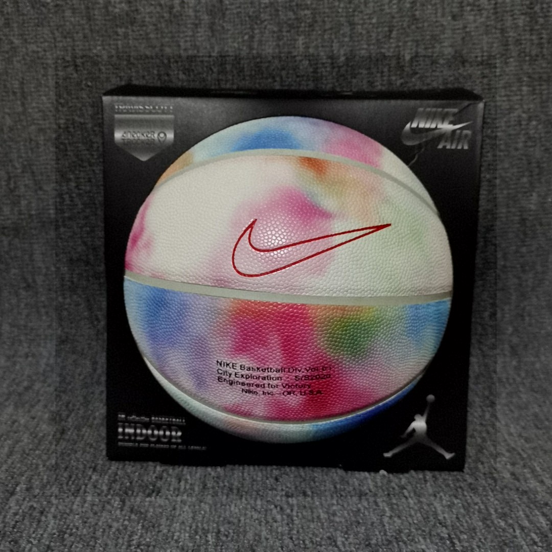 💰85
Nike/耐克篮球彩虹经典系列花色球
配色:天空云朵蓝 【耐磨pu软皮】
型号:7号标准球
场地:室内外木地板，水泥地板
🏀🏀🏀🏀🏀🏀🏀🏀
🔥🔥注意事项🔥🔥: 
充气前请充分湿润球针，用水为佳，防止气门受损，造成气门漏气。