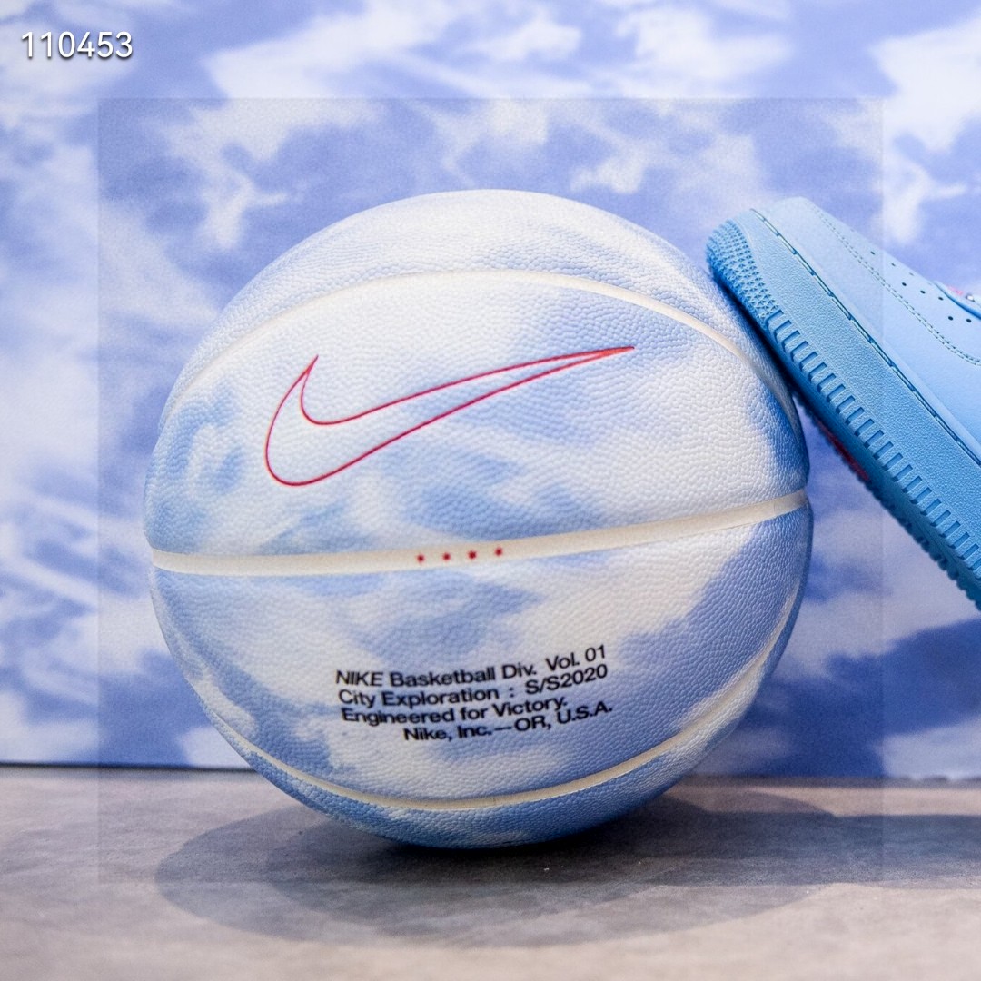 💰85
Nike/耐克篮球 天空云朵蓝经典系列花色球 
配色:天空云朵蓝 【耐磨pu软皮】
型号:7号标准球
场地:室内外木地板，水泥地板
🏀🏀🏀
🔥🔥注意事项🔥🔥: 
充气前请充分湿润球针，用水为佳，防止气门受损，造成气门漏气。