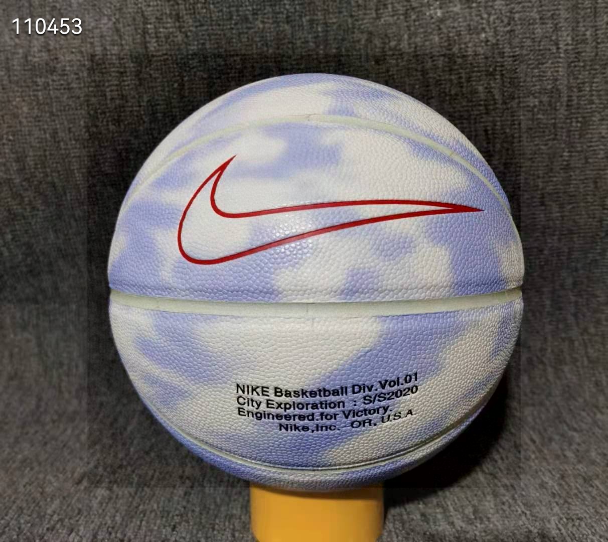 💰85
Nike/耐克篮球 天空云朵蓝经典系列花色球 
配色:天空云朵蓝 【耐磨pu软皮】
型号:7号标准球
场地:室内外木地板，水泥地板
🏀🏀🏀
🔥🔥注意事项🔥🔥: 
充气前请充分湿润球针，用水为佳，防止气门受损，造成气门漏气。