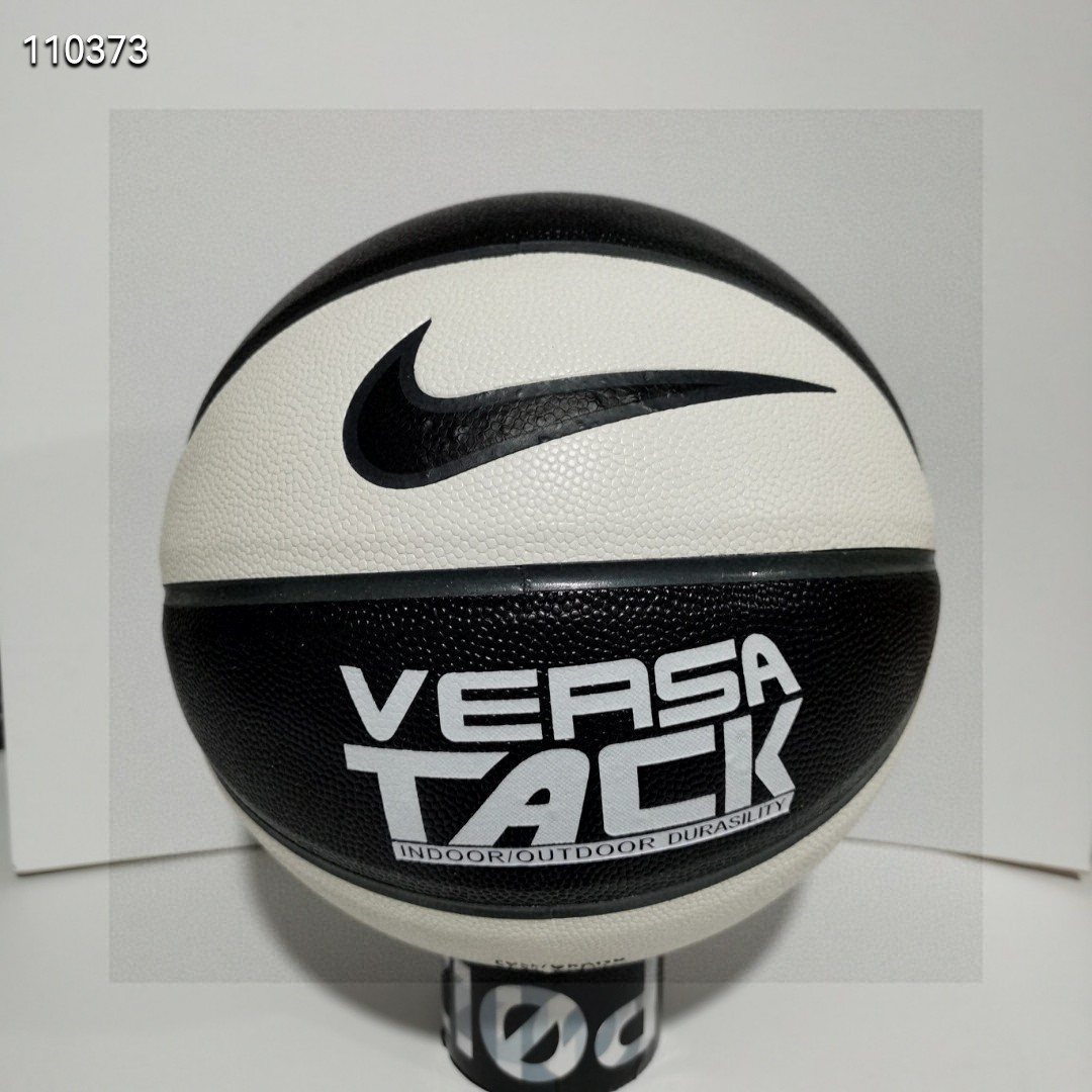 🔥80
Nike/耐克篮球 经典系列花色球 
配色:黑白色  【耐磨pu软皮】
型号:7号标准球
场地:室内外木地板，水泥地
🏀🏀🏀🏀🏀🏀🏀🏀
🔥🔥注意事项🔥🔥: 
充气前请充分湿润球针，用肥皂水为佳，防止气门受损，造成气门漏气。