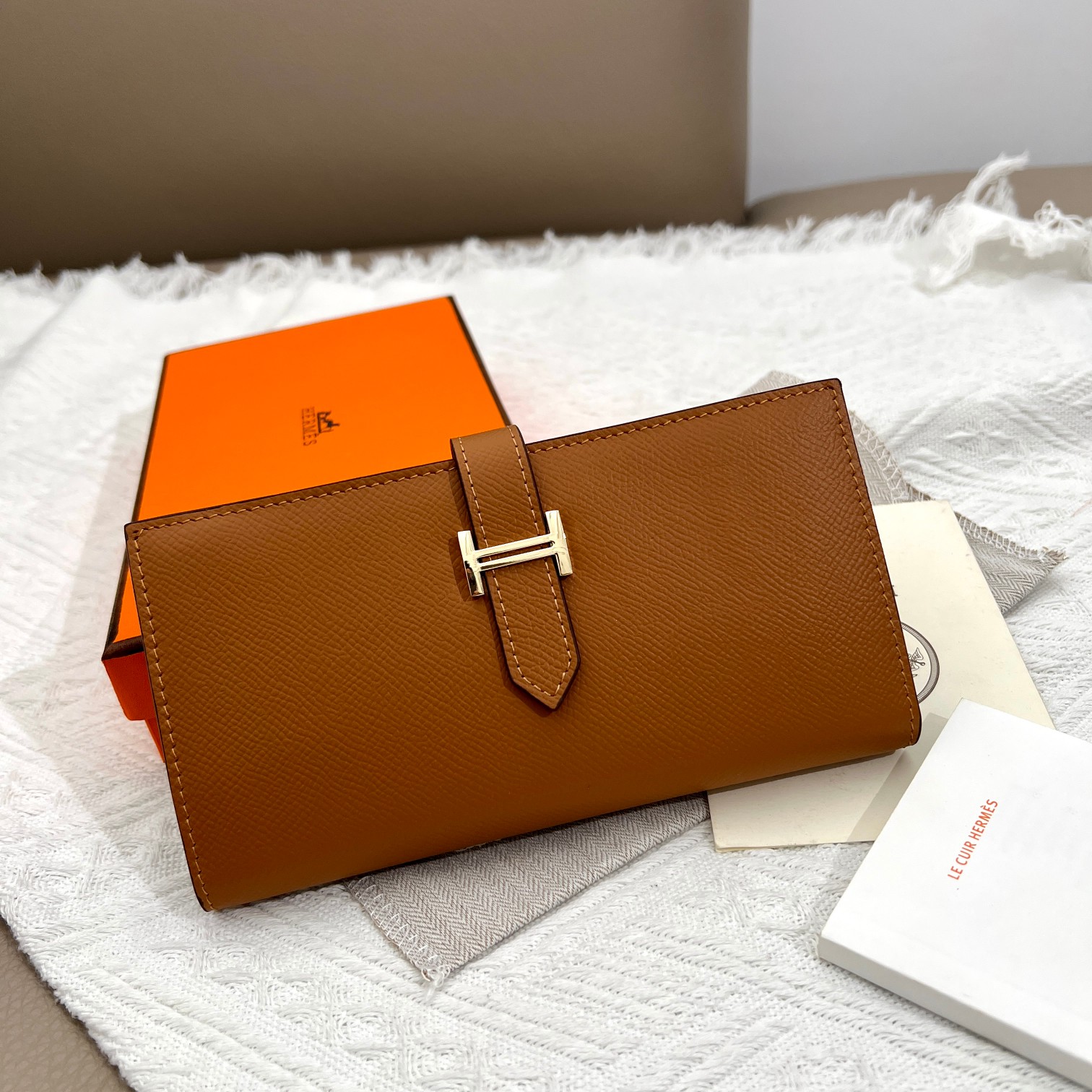 Portefeuille Vertical en Cuir Togo Hermess avec Fermeture Épurée et Détails Raffinés