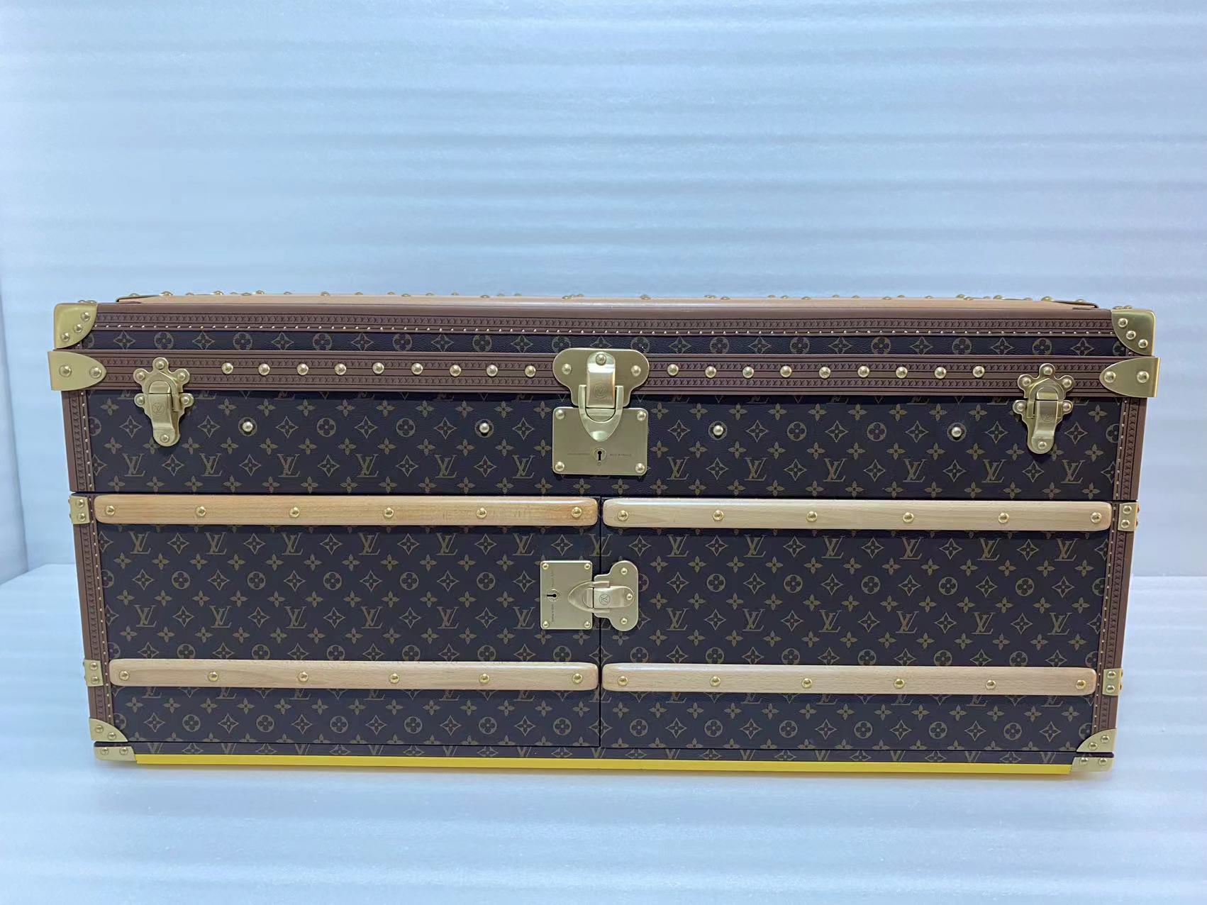 NO:269903,M4700SKM is customized privately, and the customer finally chose the yellow interior (not to say more, 2 words, perfect). Any shot can be so perfect. Every detail and workmanship are particularly exquisite. Is there anyone you fall in love with after seeing it at first sight?  There are more colors waiting for you to choose 0 color difference /48/55CM (length, height, width),19860909M4700SKM 私人订制,客户最终选择了黄色内饰（不多说,2个字,完美） 随便一拍,都能如此完美 每处细节,做工,都特别精致 有没有一眼看了便爱上的,？ 还有更多颜色 等你来选择哟 0色差 /48/55CM（长 高 宽）,,luggage