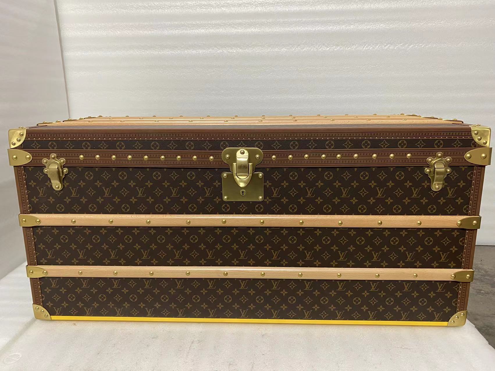 NO:617267,The biggest advantage of Lvpai's hard suitcases, coffee tables, furniture, dressing cabinets, storage boxes, and living room decorations is that they maintain their value and also increase in value!  A century-old heritage brand!  As a high-end luxury brand in the country, the counters all start at 300,000 yuan, and you still need to wait a year for customization. We don’t need to wait for a long time or a few days to get it. You deserve it!  ,Hard case, coffee table, living room decorations. Standard size - 55-48cm. Special sizes can be customized. Colors are classic and presbyopic. Other colors can be private messaged to customer service. Graffiti colors are also available. Size 53*53*50 (length*width*height),,louis vuitton19860909驴牌保值还传承的硬箱,茶几,家具,化妆柜,收纳箱,客厅摆件,最大的优点就是保值,还升值！ 百年传承品牌！ 作为国民超高的奢侈品大牌,专柜都是30w起步的,并且定制还需要等一年,我们这里不需要等很久几天时间就可以, 你值得拥有！,硬箱,茶几,客厅摆件 尺寸尺寸标准-55-48cm 特殊尺寸可以定制 颜色颜色经典老花 其他色私信客服 还可以涂鸦颜色 尺寸53*53*50（长*宽*高）,,louis vuitton,luggage