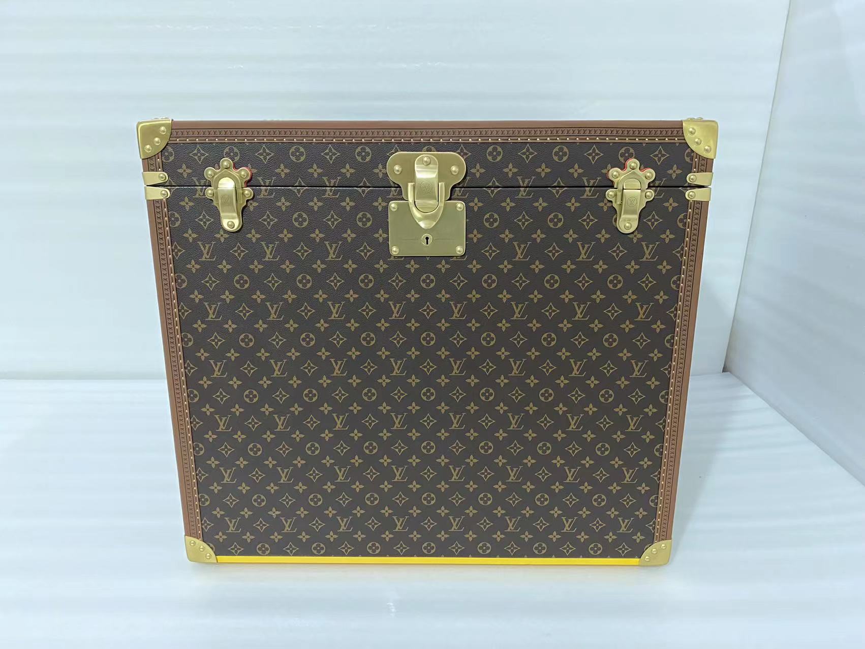 NO:269727,Louis Vuitton coffee table is coming. Every Louis Vuitton product has its own specialties. Size 1:70*60*61 Size 2:80*65*61 Interior 8 colors available, louis vuitton19860909路易威登茶几来袭 每个路易威登的产品,都有它各自的特长, 尺寸1:70*60*61 尺寸2:80*65*61 内饰8色可选,,louis vuitton,luggage
