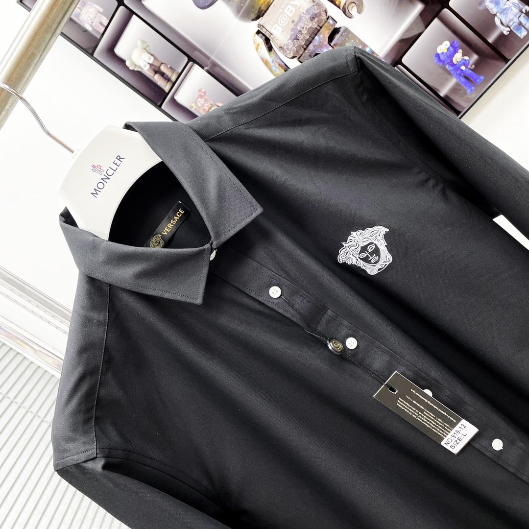 “Versace Leisure Shirt: Classic Style and Quality Details for Seasonal Wardrobe” - 图片 3