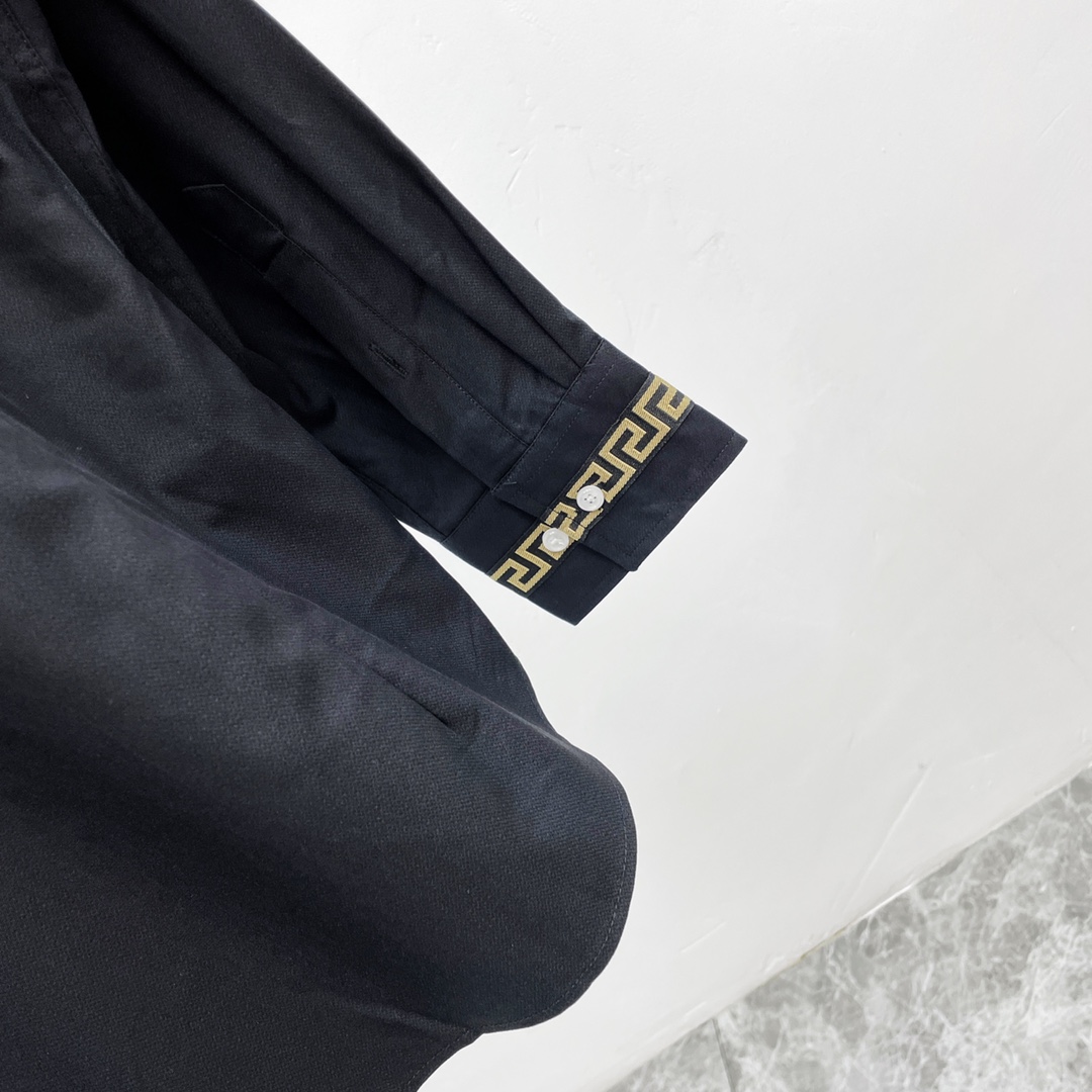 “Versace Leisure Shirt: Classic Style and Quality Details for Seasonal Wardrobe” - 图片 7