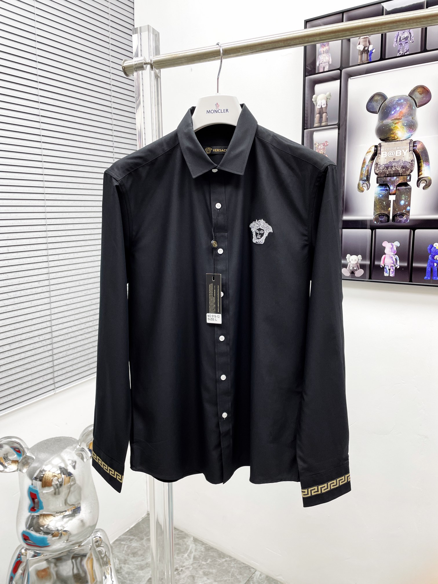 “Versace Leisure Shirt: Classic Style and Quality Details for Seasonal Wardrobe” - 图片 1