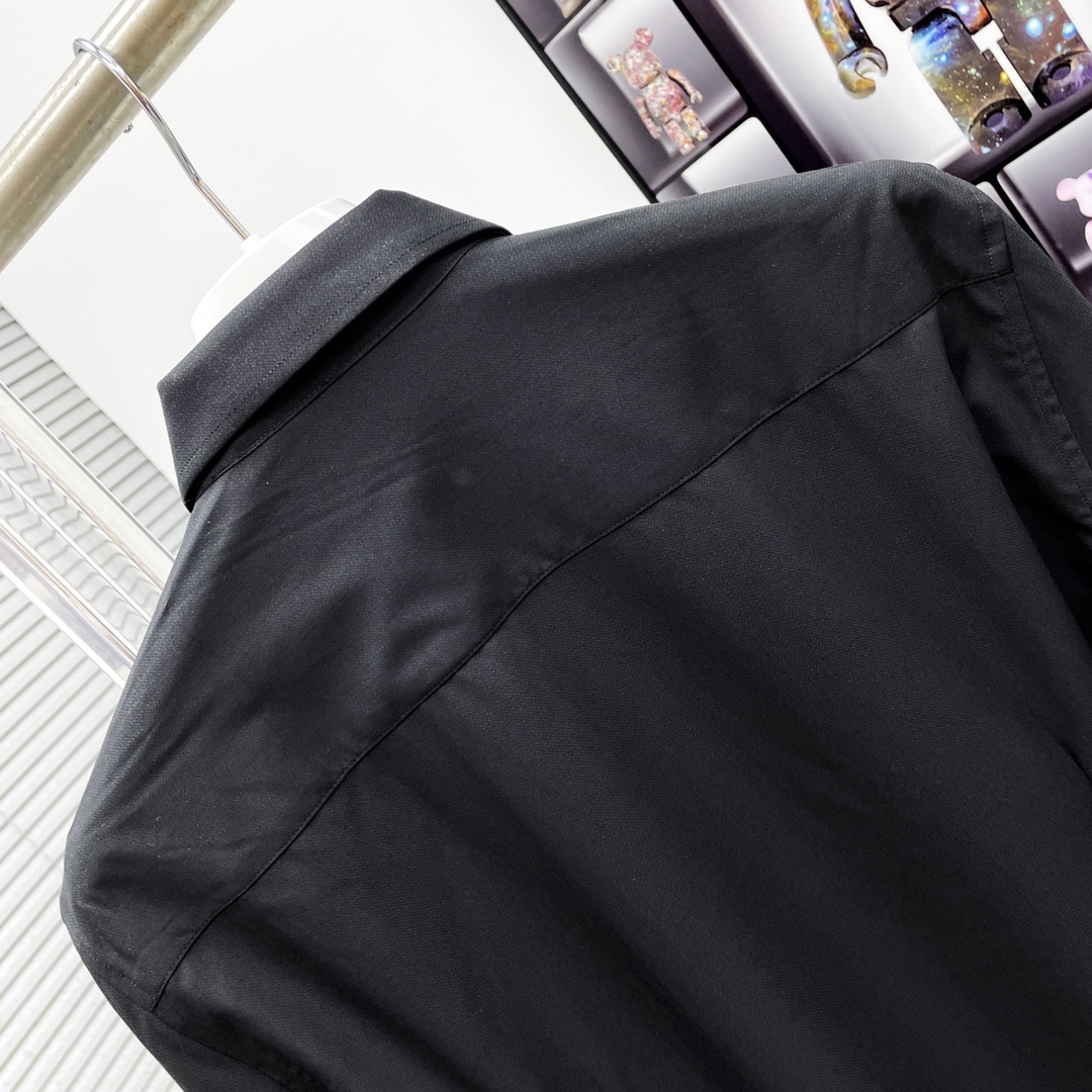 “Versace Leisure Shirt: Classic Style and Quality Details for Seasonal Wardrobe” - 图片 6