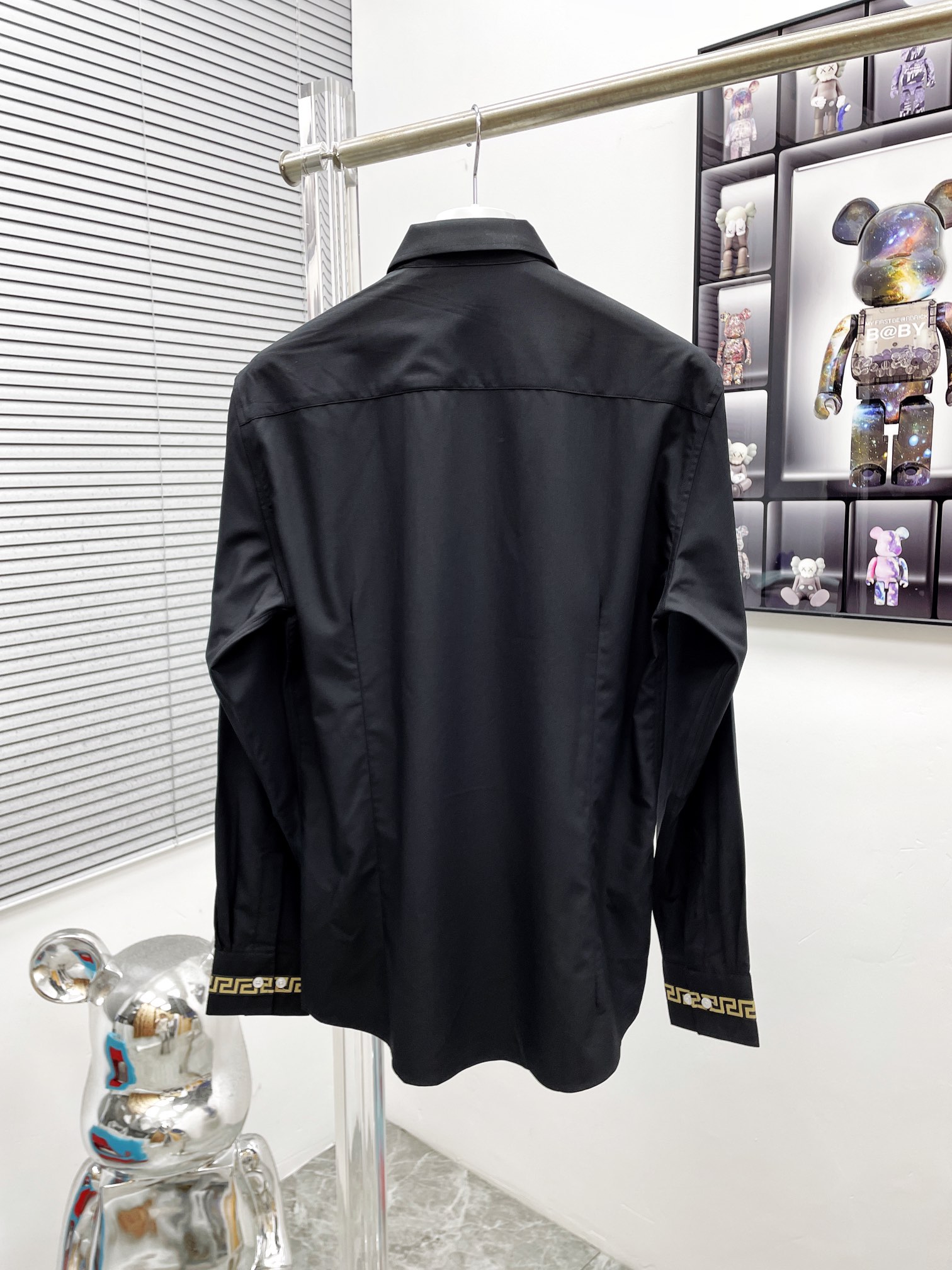 “Versace Leisure Shirt: Classic Style and Quality Details for Seasonal Wardrobe” - 图片 2